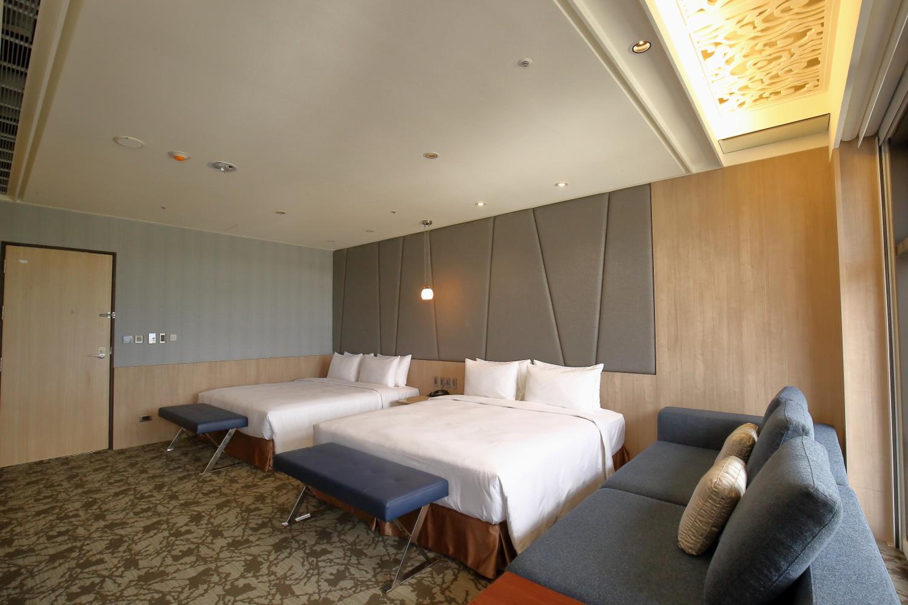 Eco Deluxe Family Room photo 1