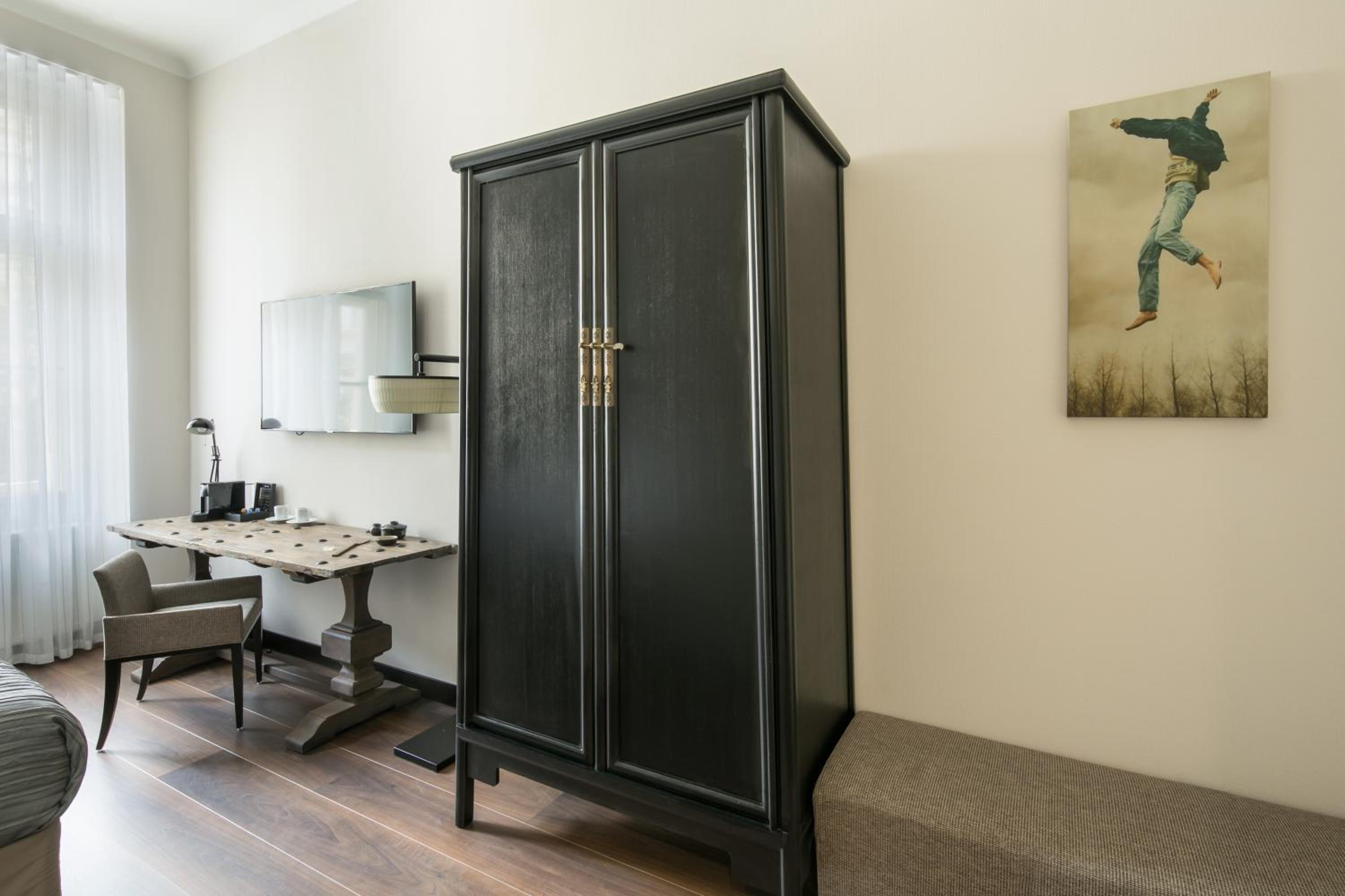 Lower Ground Floor Superior Double Room with Kitchen thumbnail 6