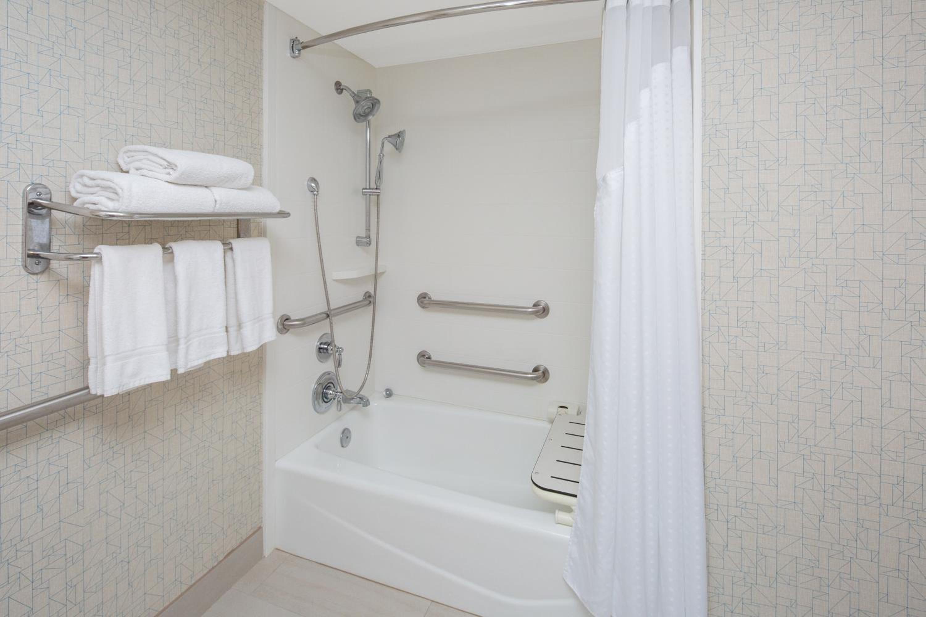 Queen Room - Disability Access Tub - Photo 5