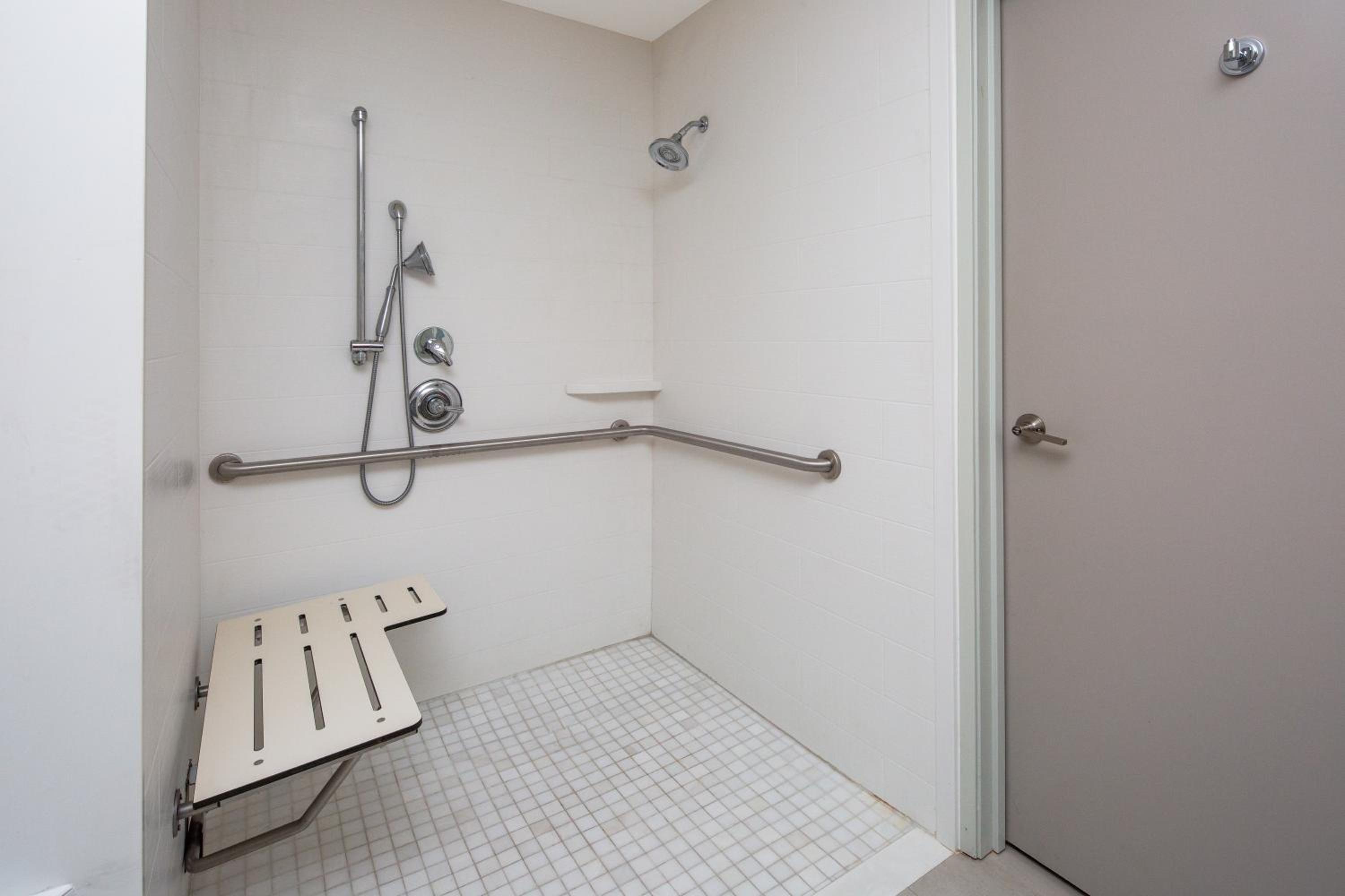Standard Queen Room with Two Queen Beds - Mobility Accessible - Photo 4