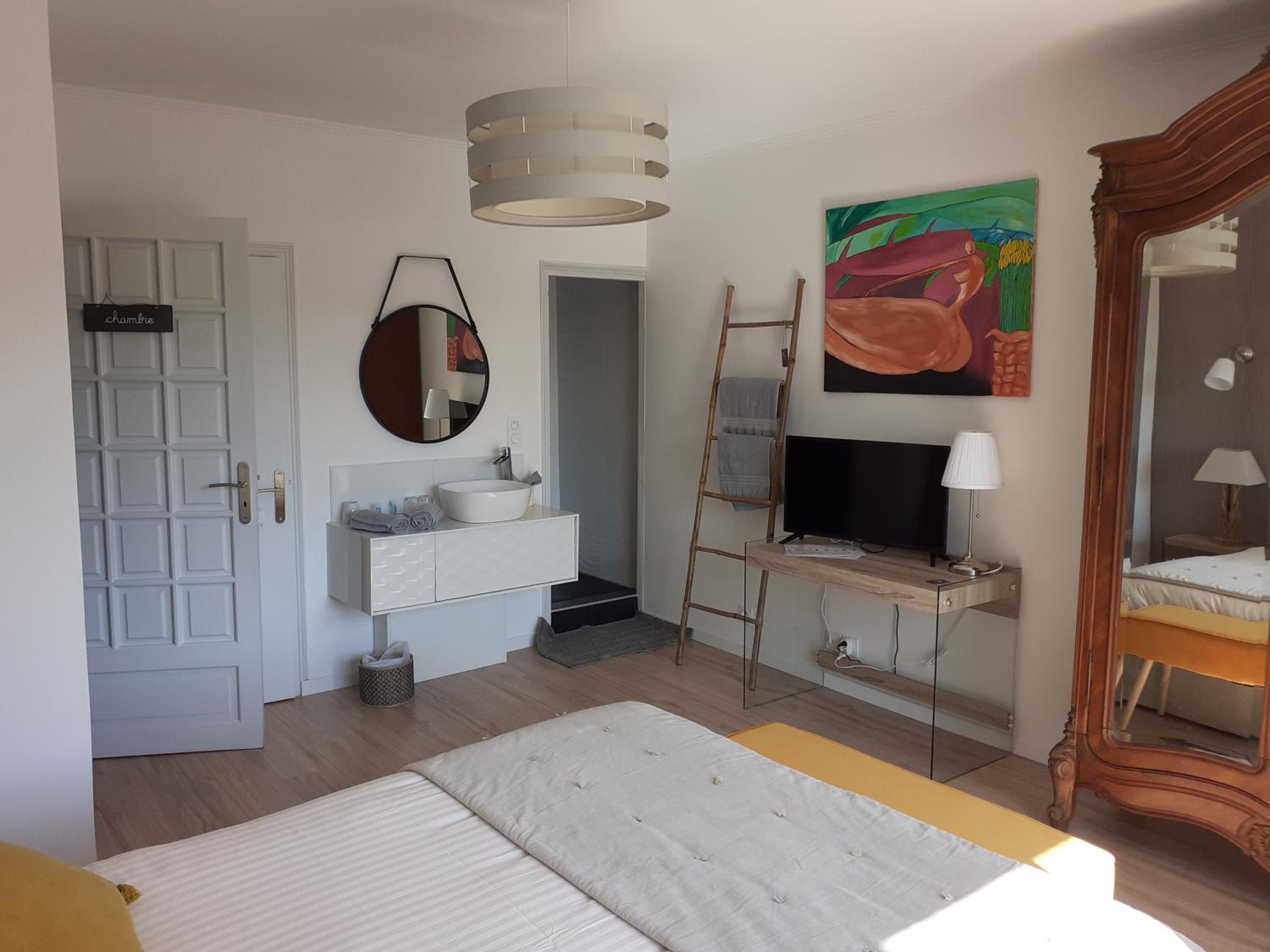 Double Room with Lake View - Photo 4