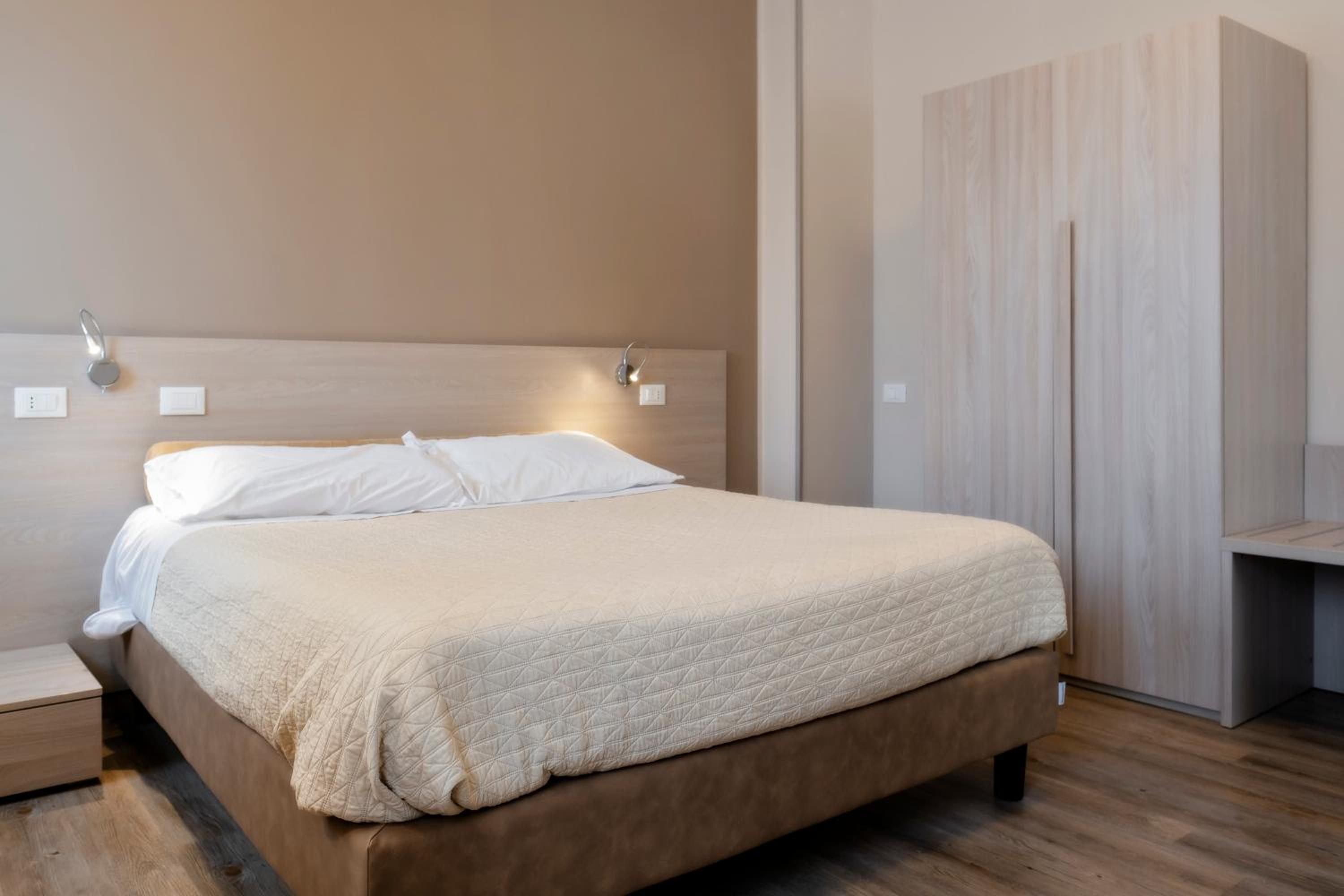 Double Room - Photo 6