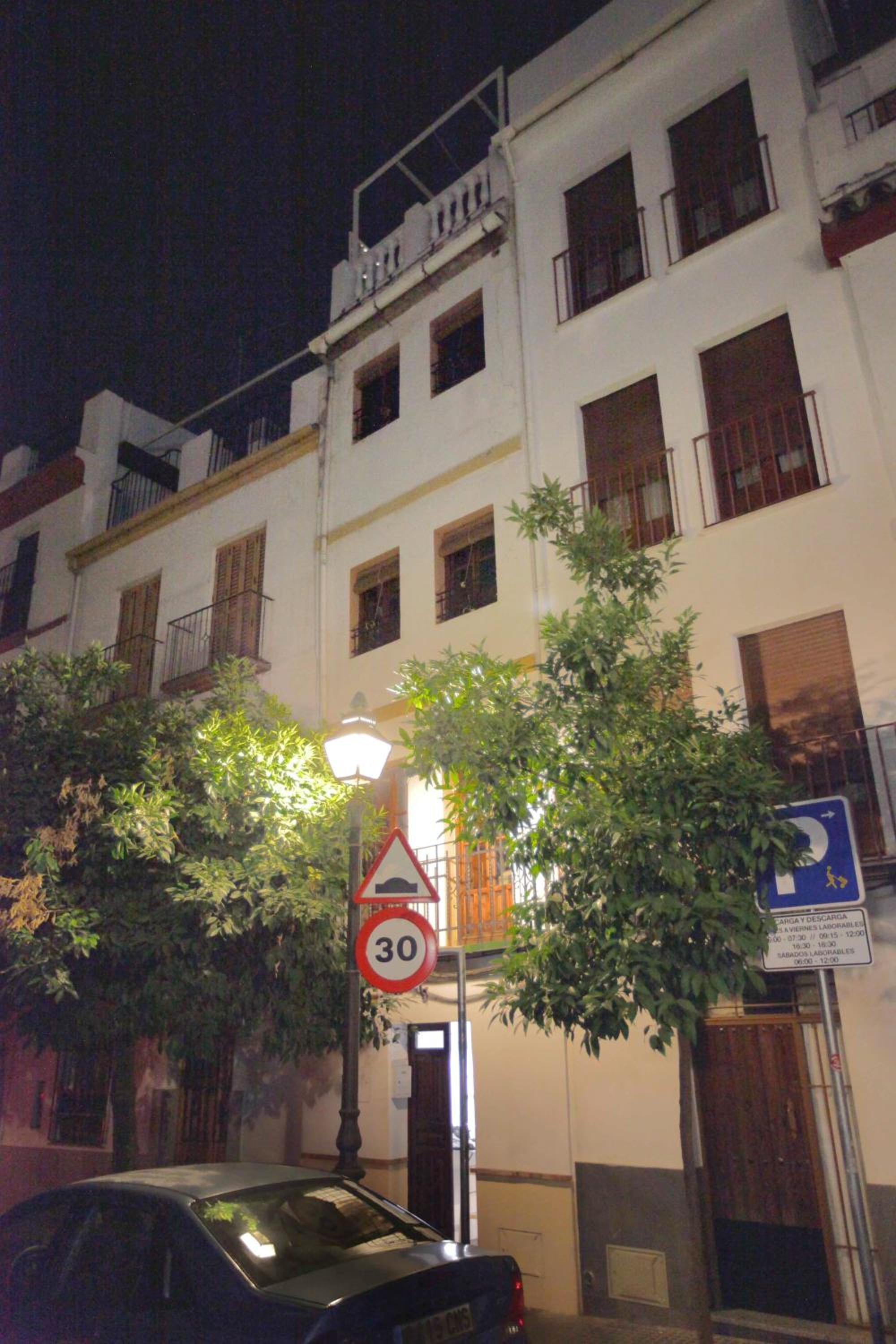 Apartment with Terrace - Photo 22