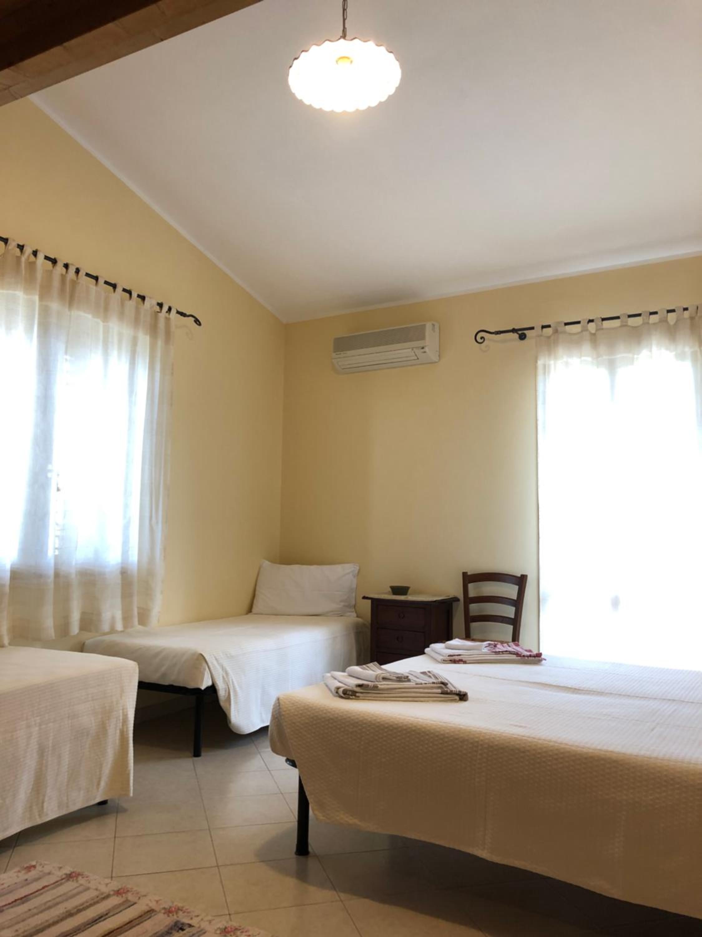 Quadruple Room with Private External Bathroom - Photo 4