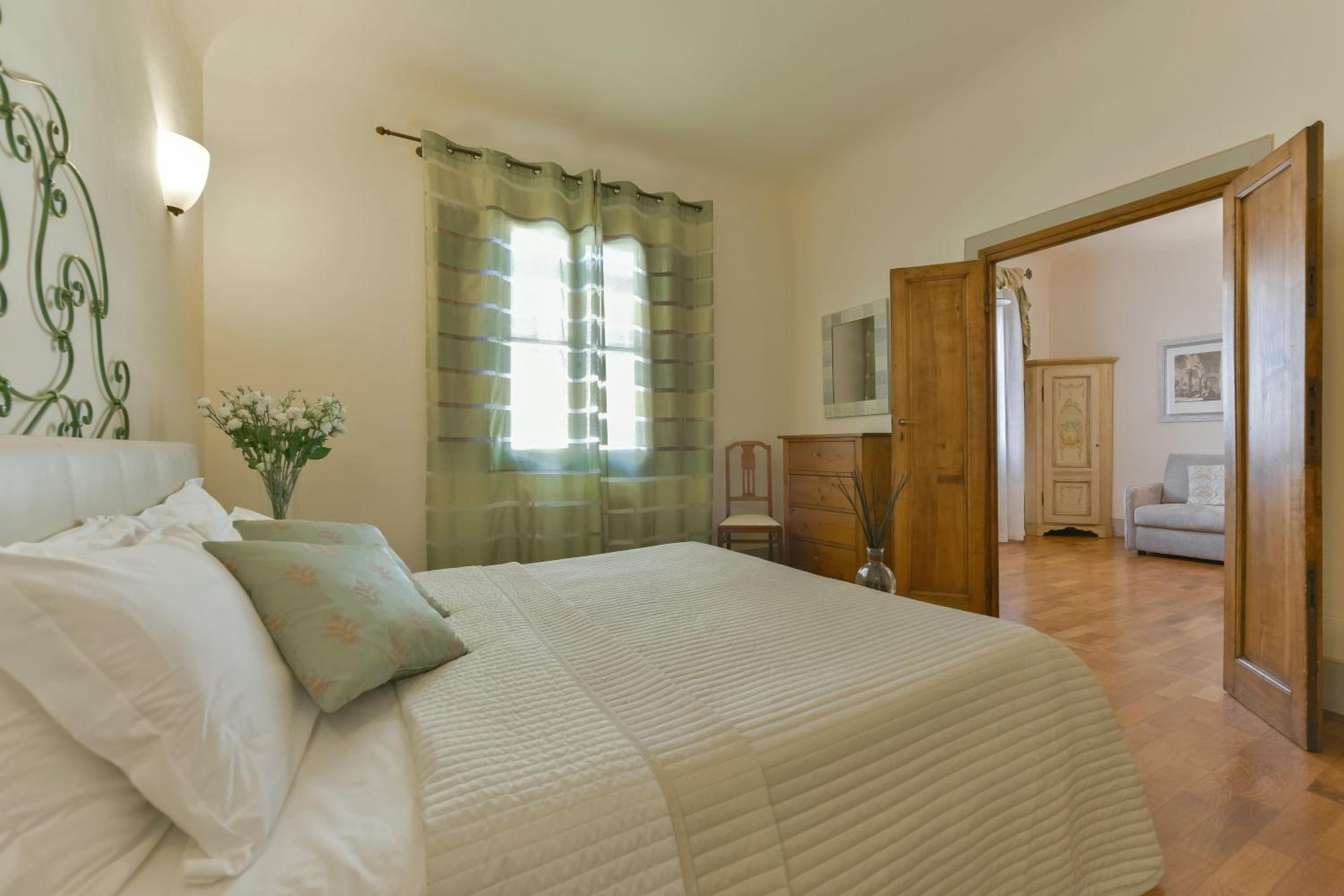 Two-Bedroom Apartment - Split Level photo 2
