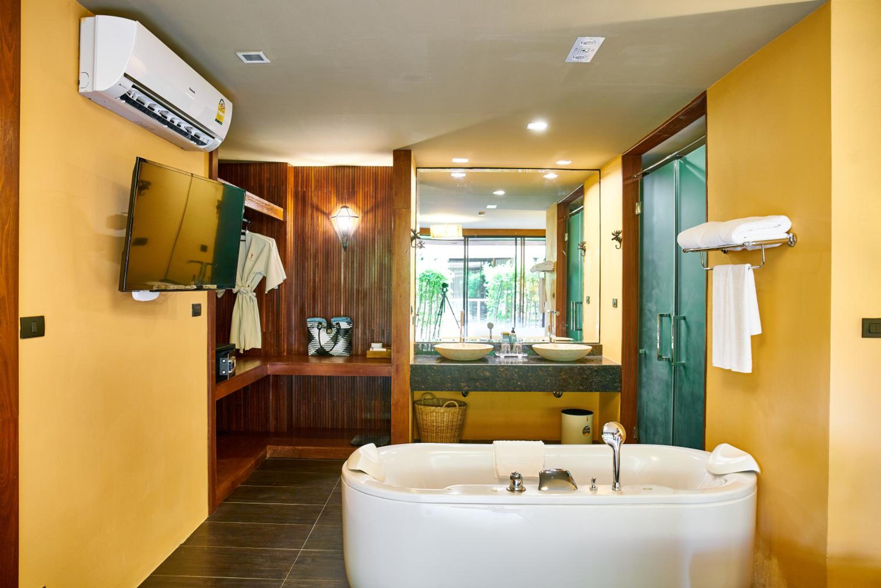 Suite with Private Pool - Photo 15