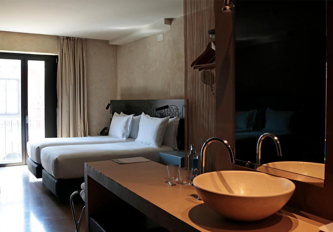 Deluxe Double Room with Views - Photo 10