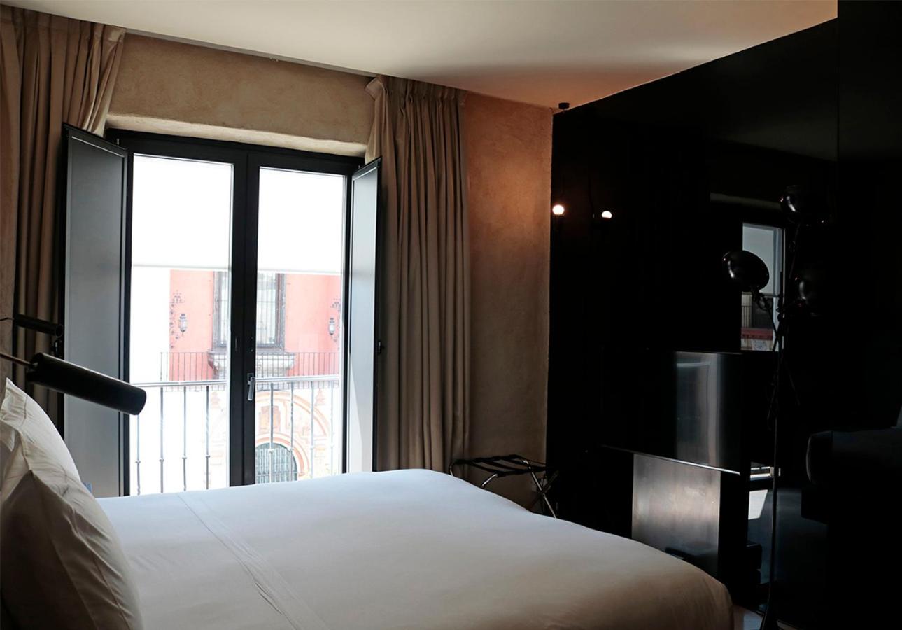 Deluxe Double Room with Views - Photo 9