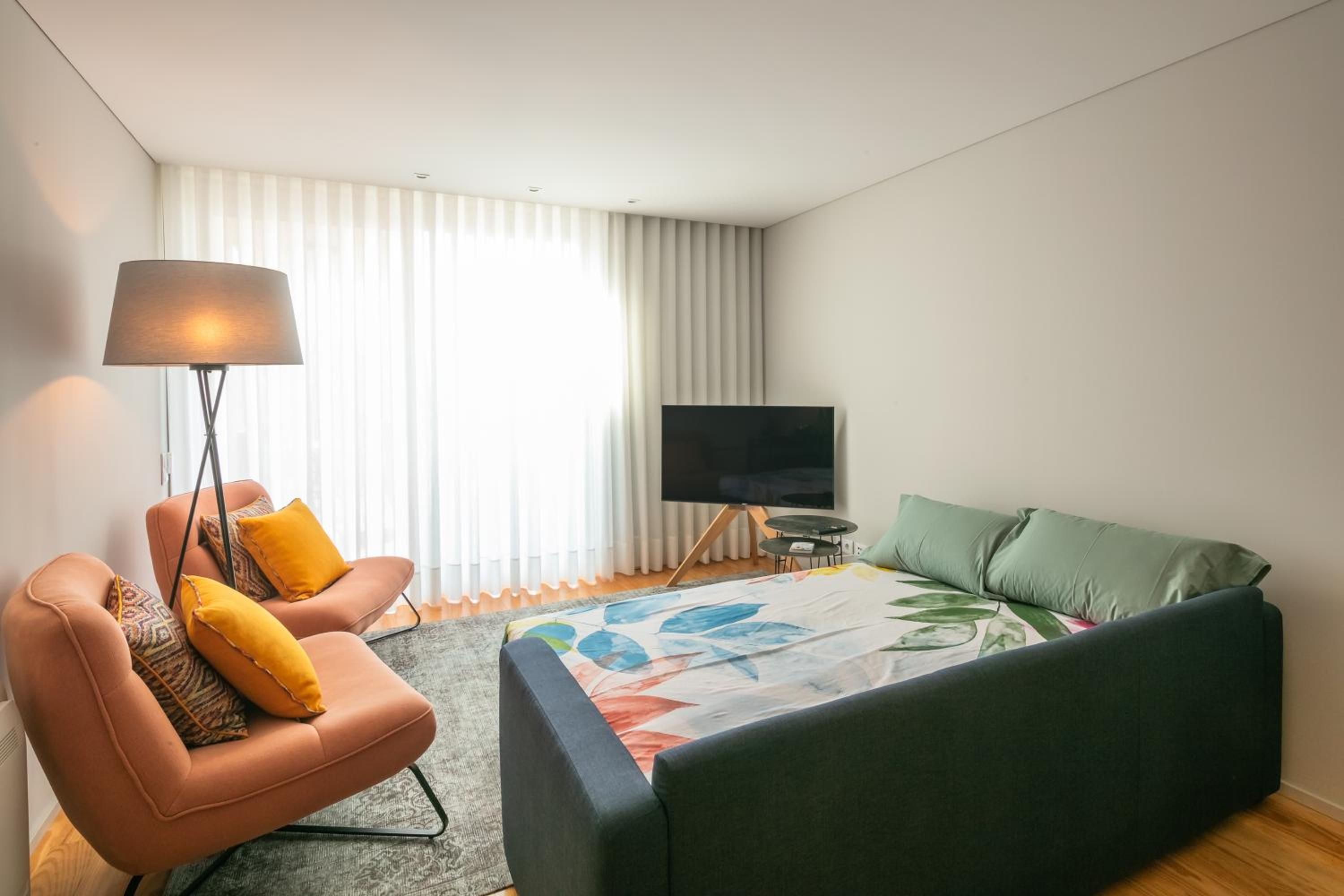 One-Bedroom Apartment - Photo 2
