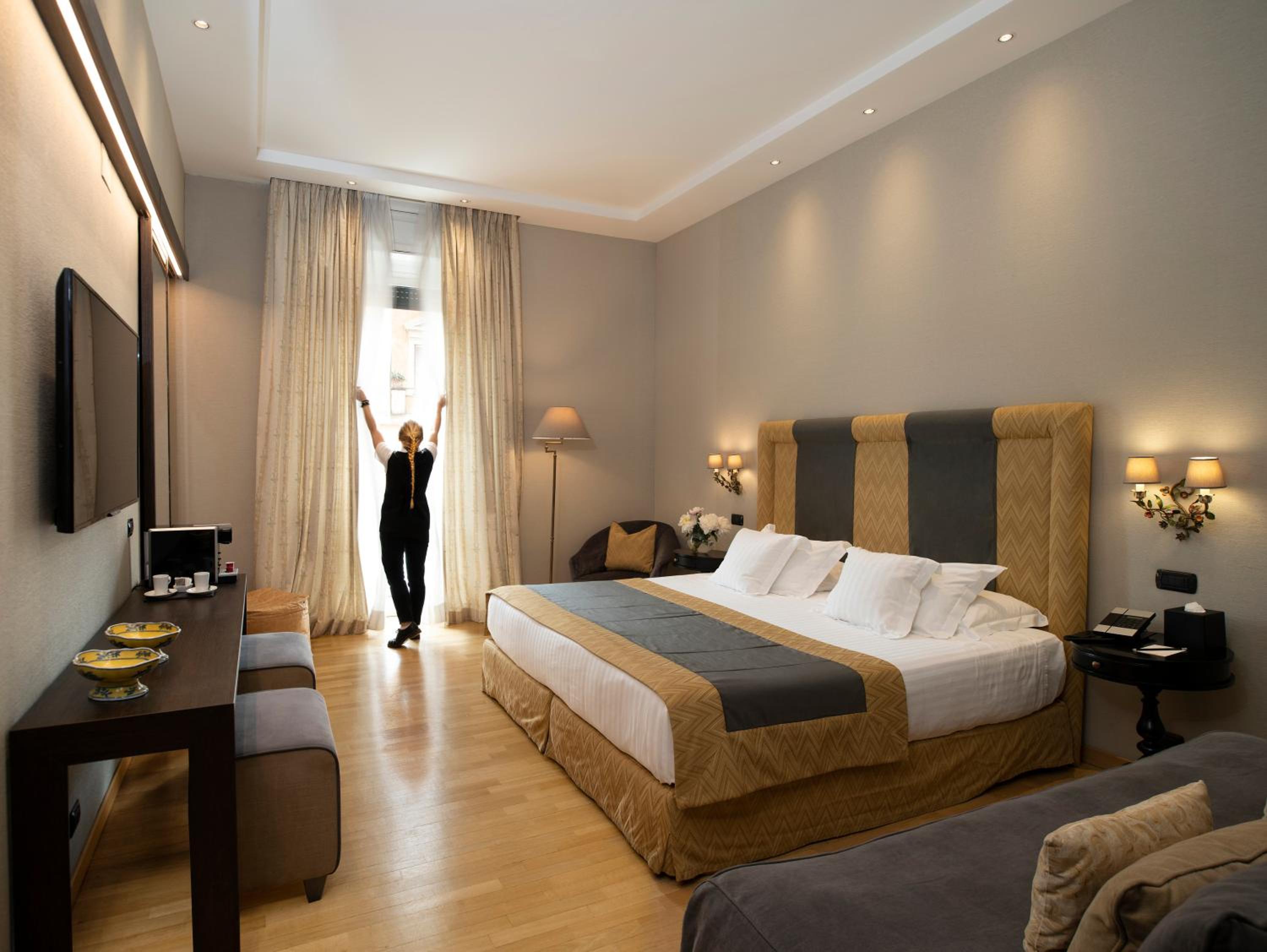 Deluxe Double Room thumbnail 6
