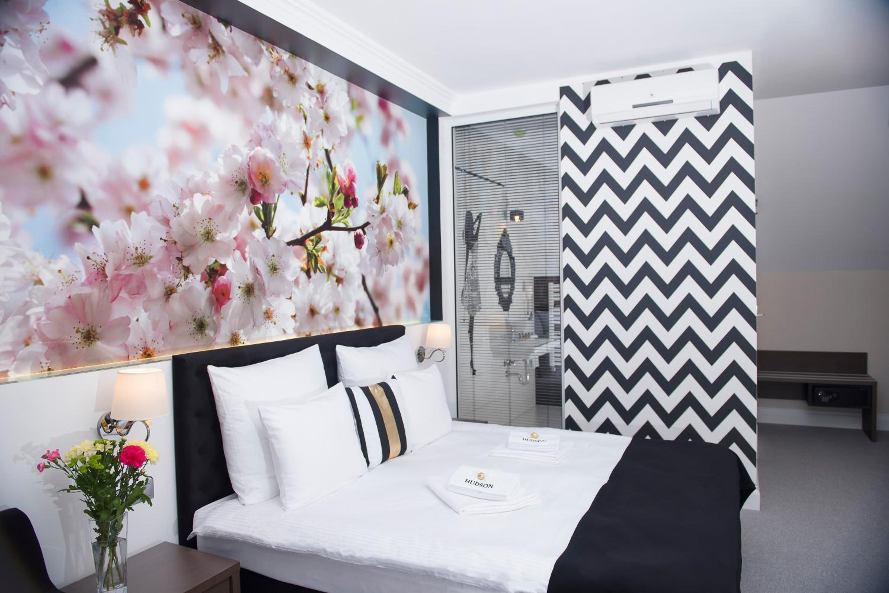 Deluxe Double Room with Shower - Photo 3
