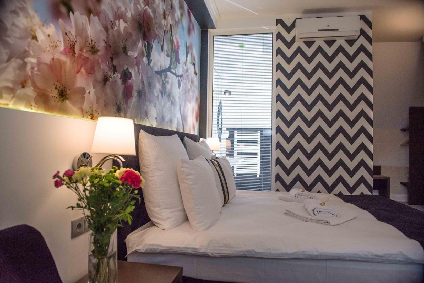 Deluxe Double Room with Shower - Photo 4