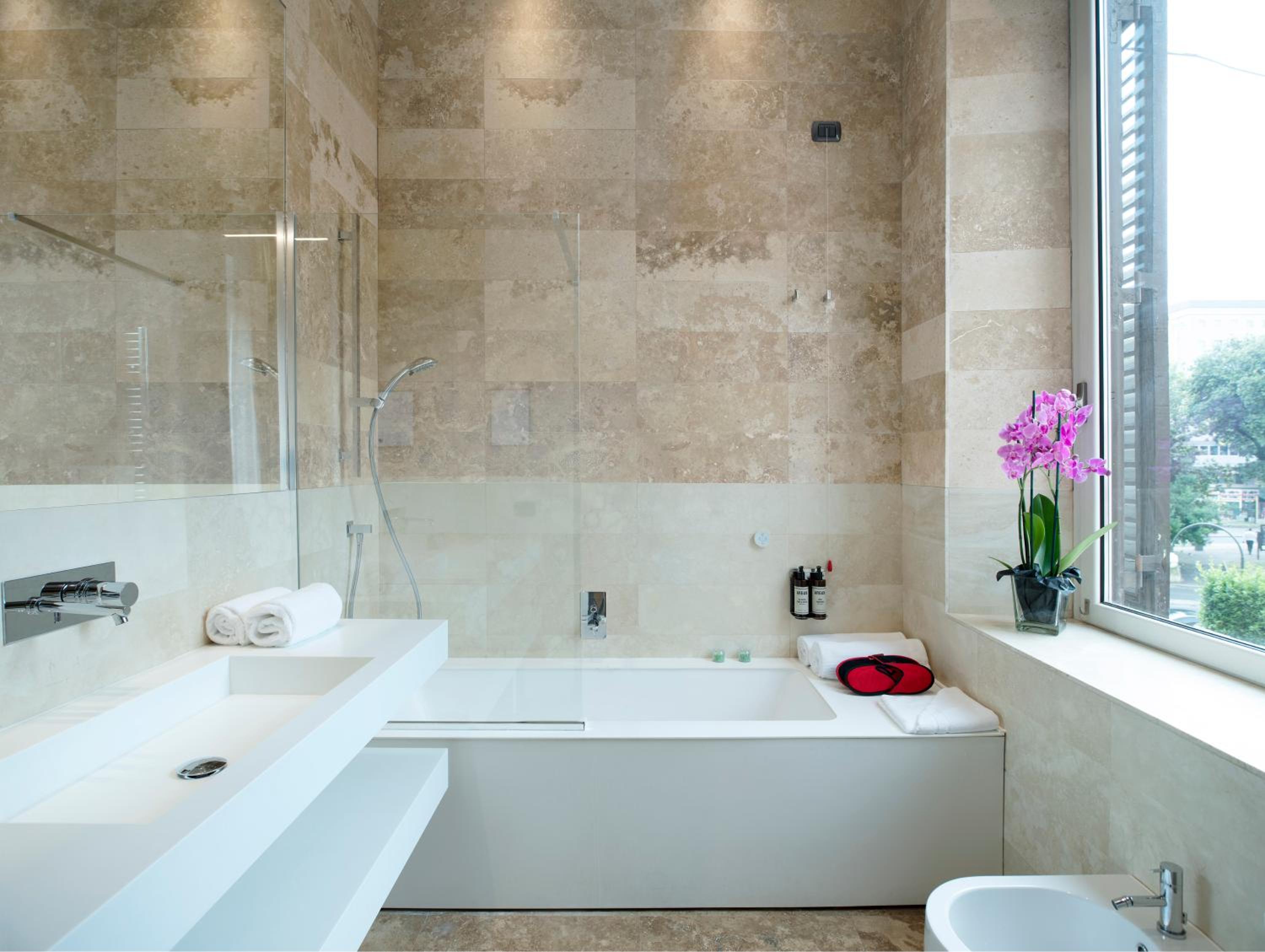 Deluxe Double Room with Spa Bath thumbnail 5