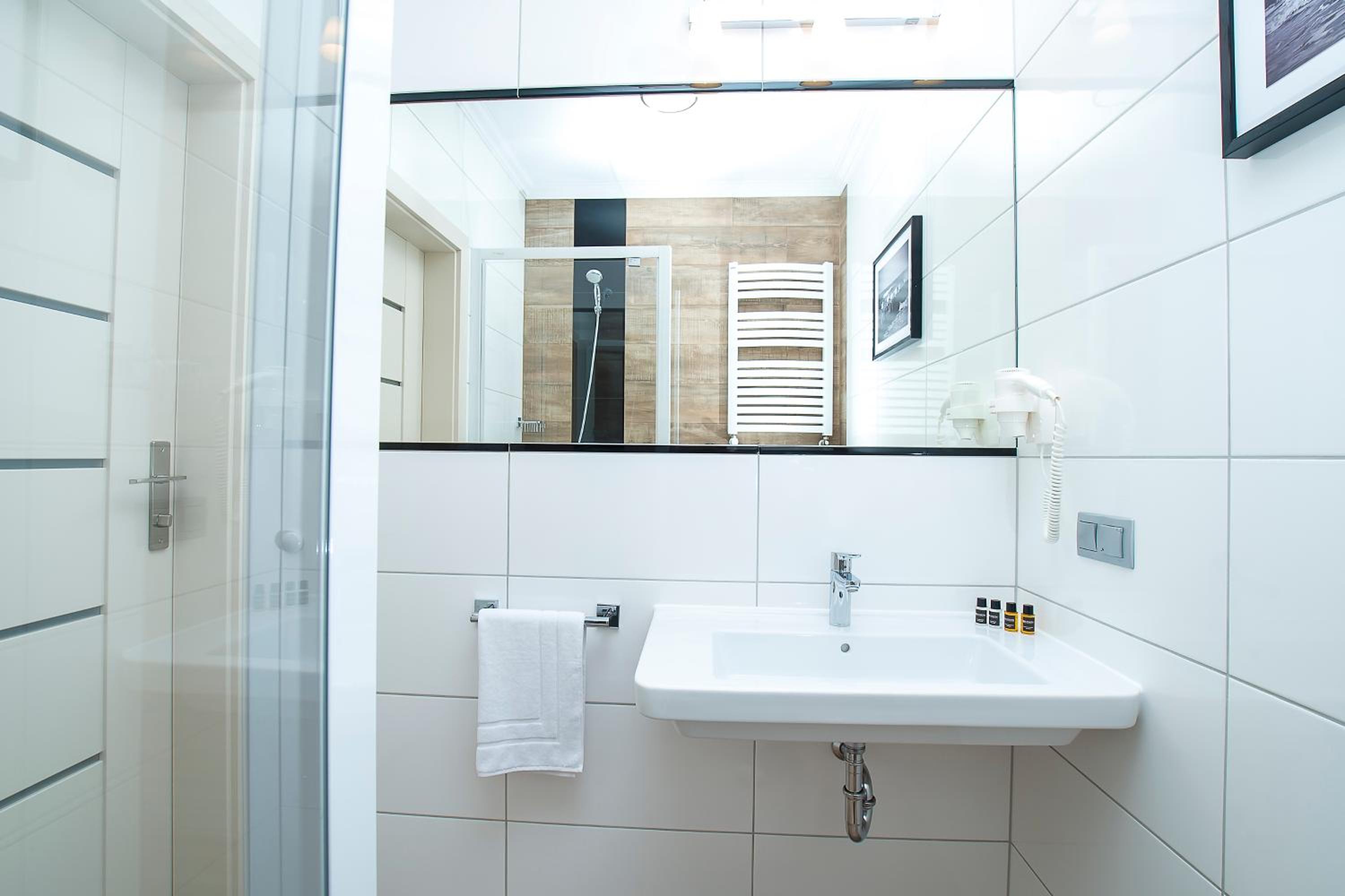 Twin Room with Private Bathroom - Photo 4