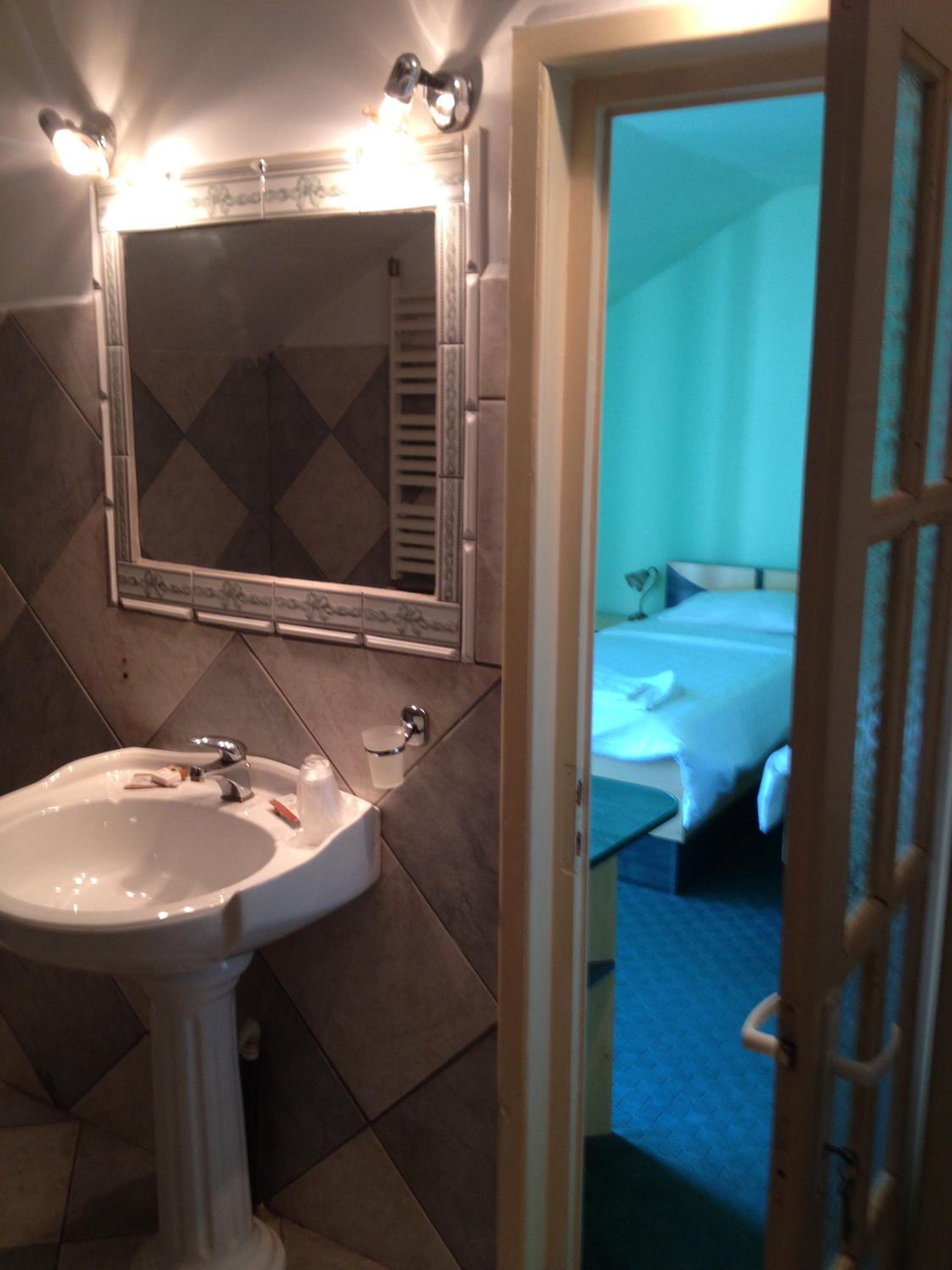 Twin Room - Photo 3