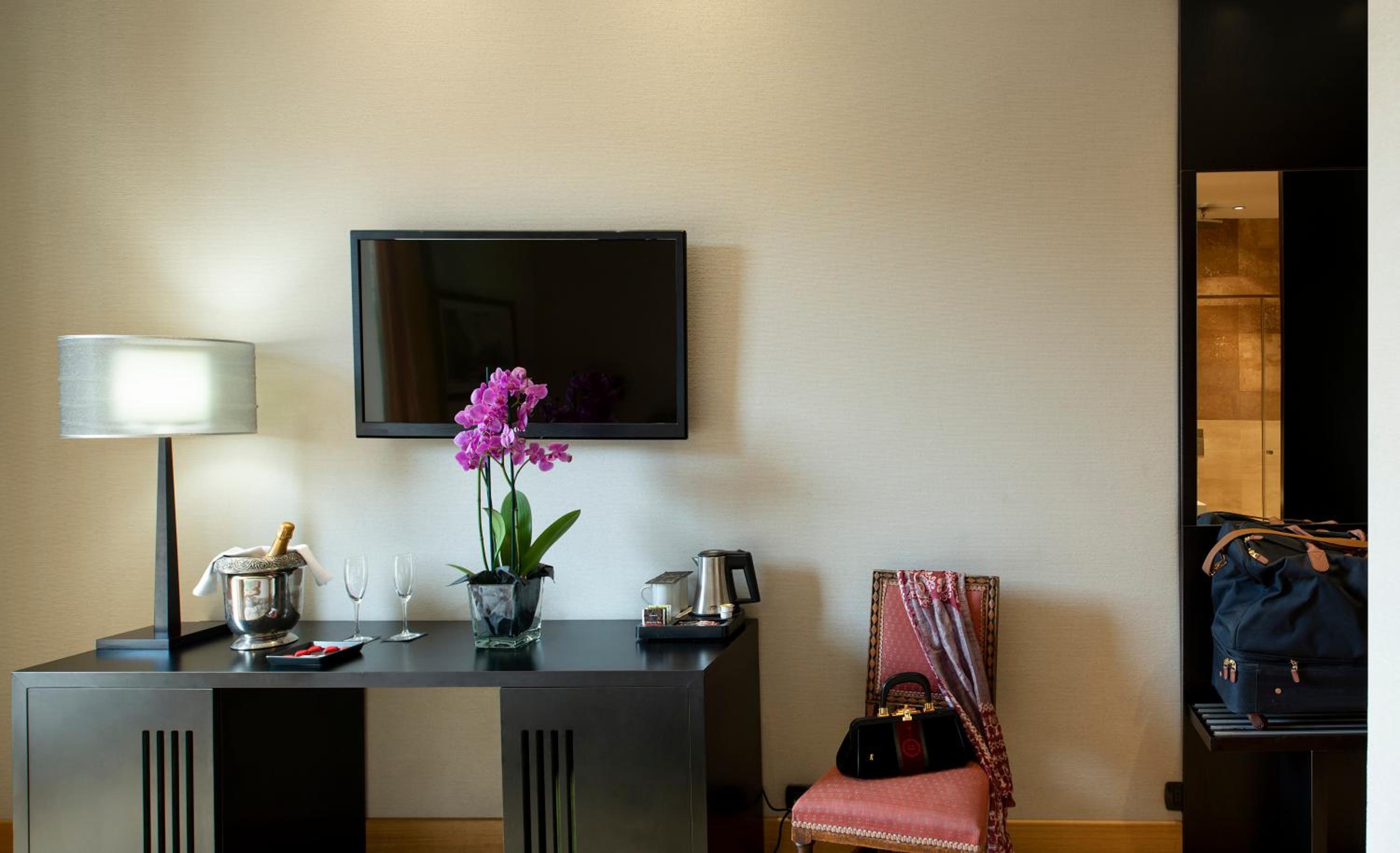 Superior Double Room thumbnail 5