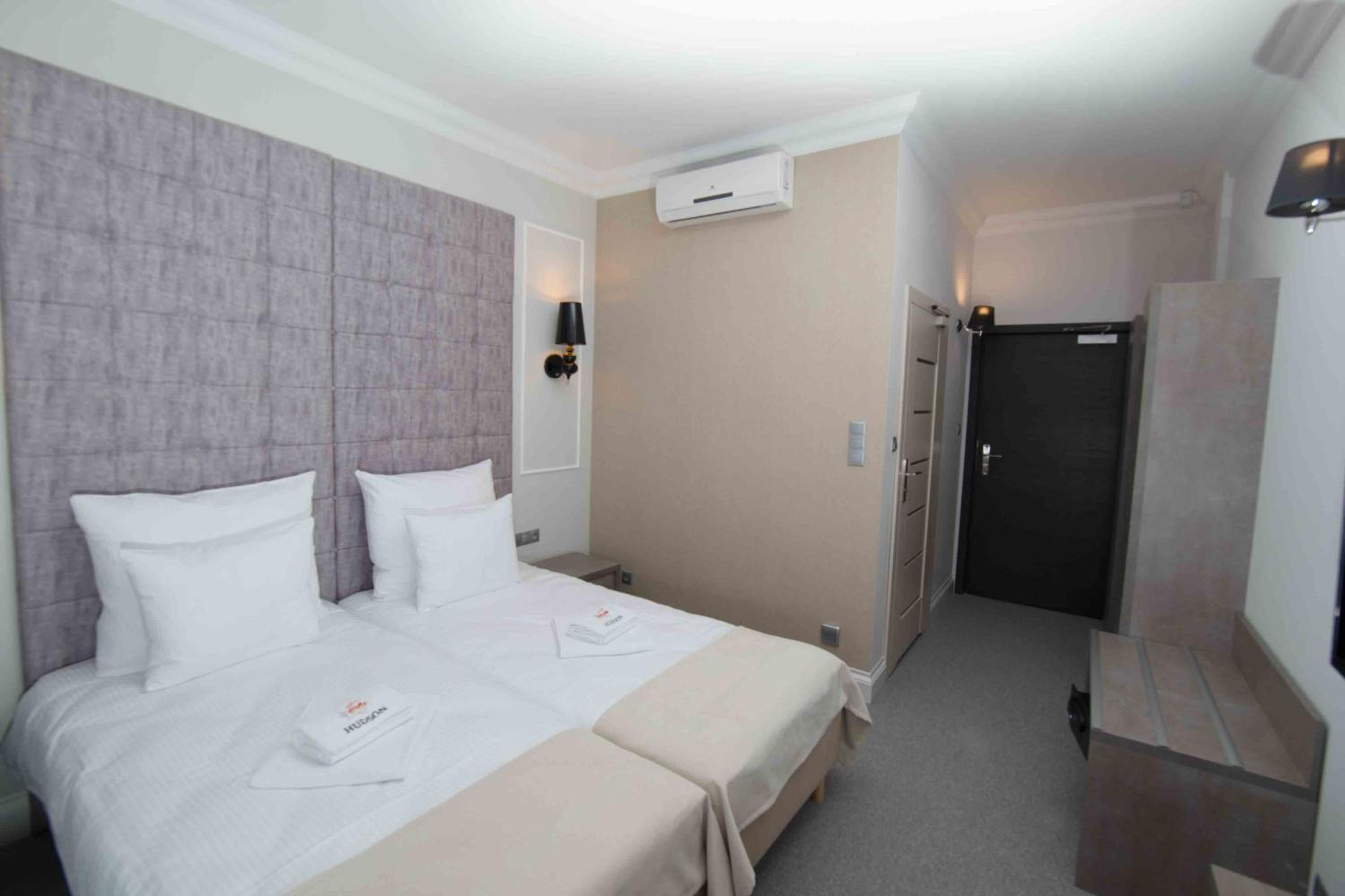 Twin Room with Private Bathroom - Photo 3
