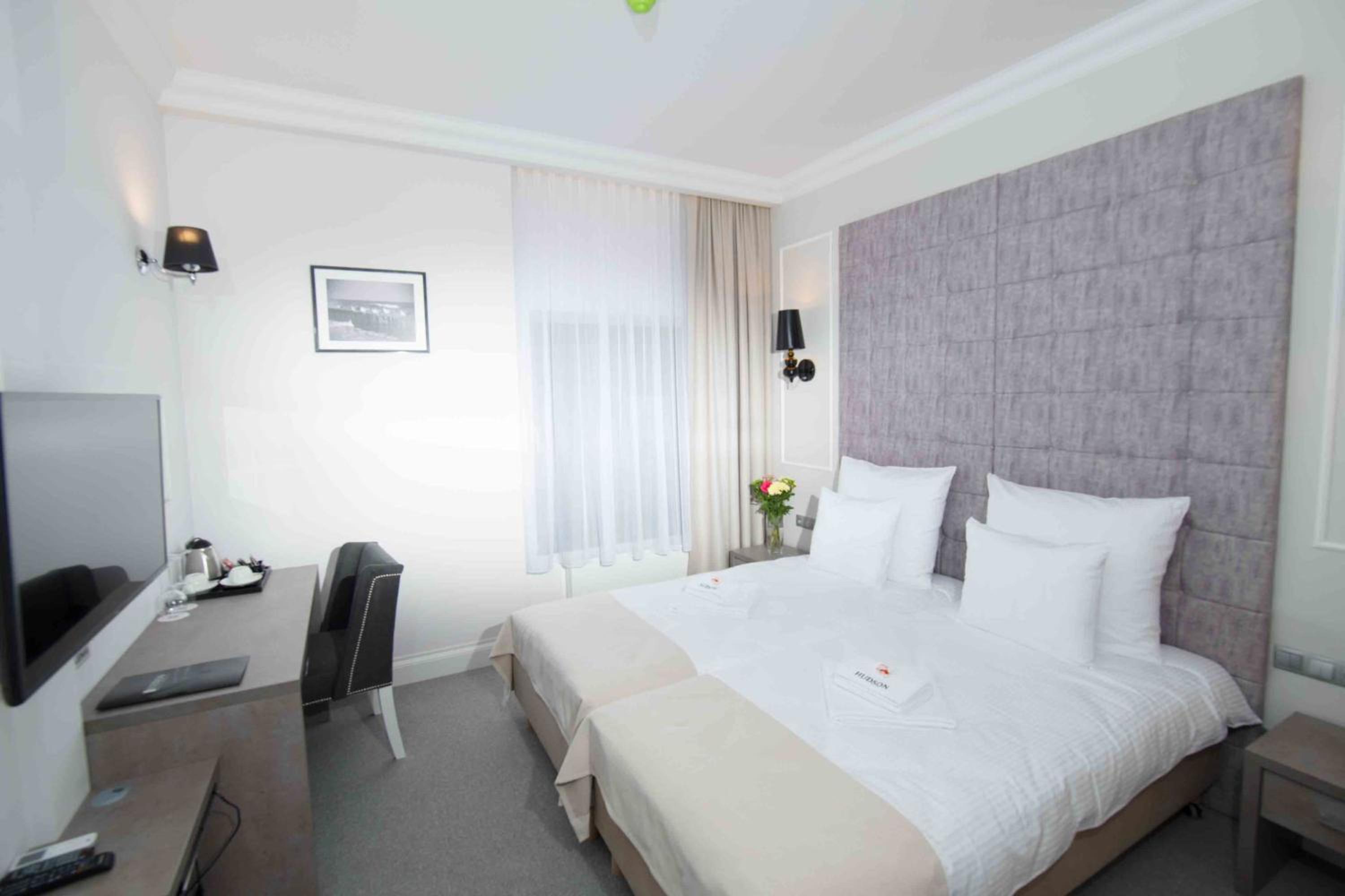 Twin Room with Private Bathroom - Photo 2