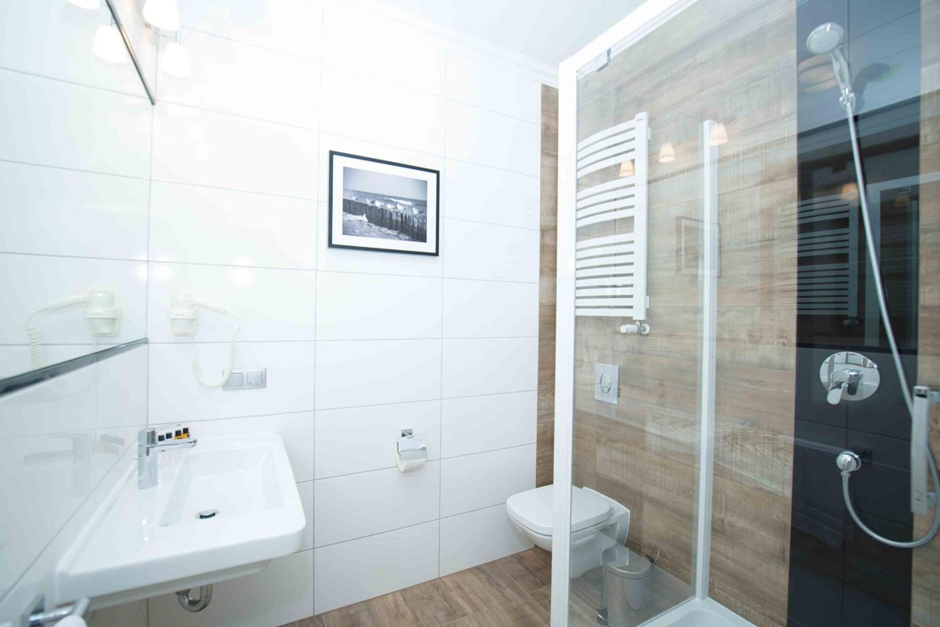 Twin Room with Private Bathroom - Photo 5