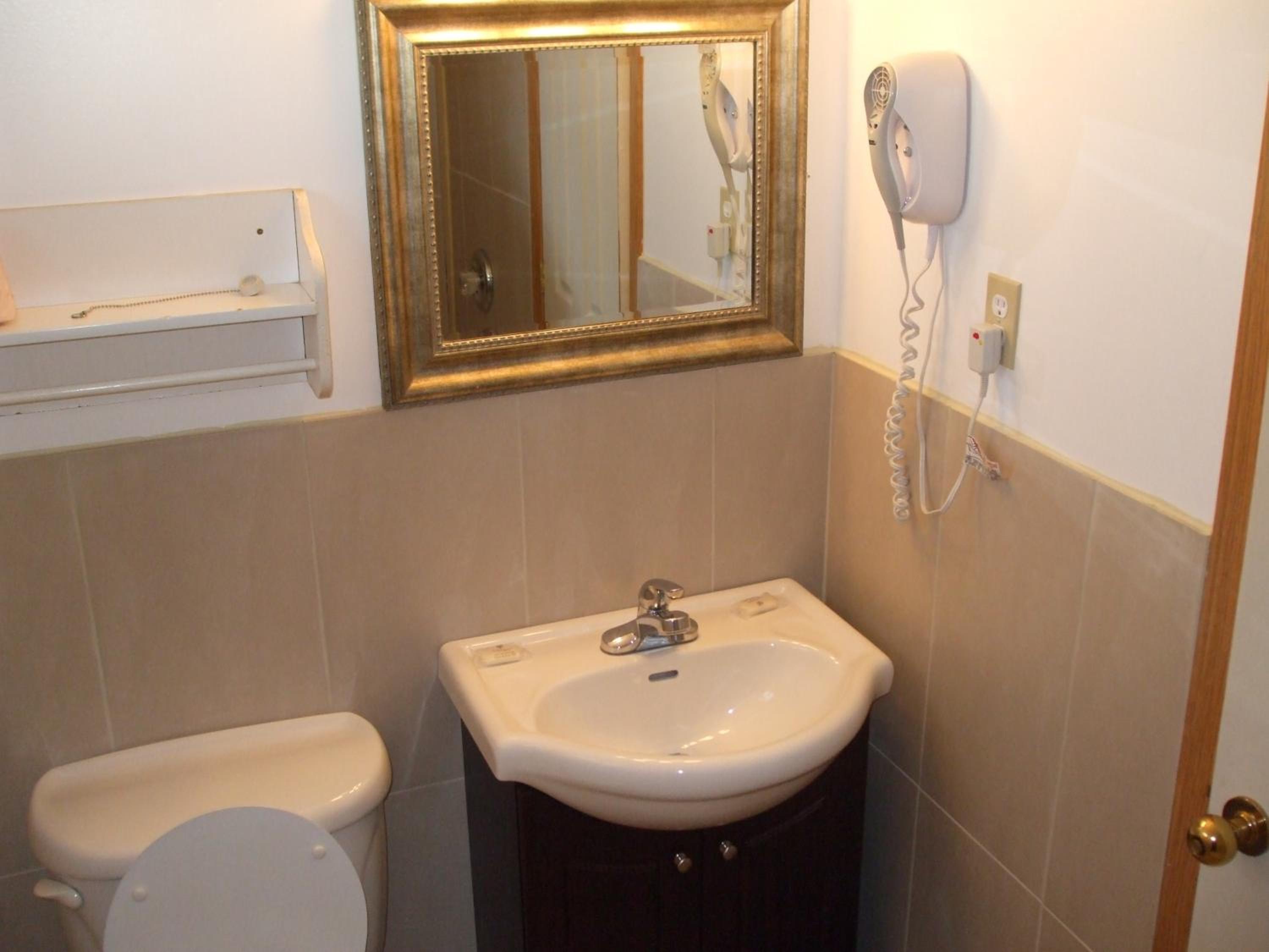 Queen Room - Non-Smoking photo 3