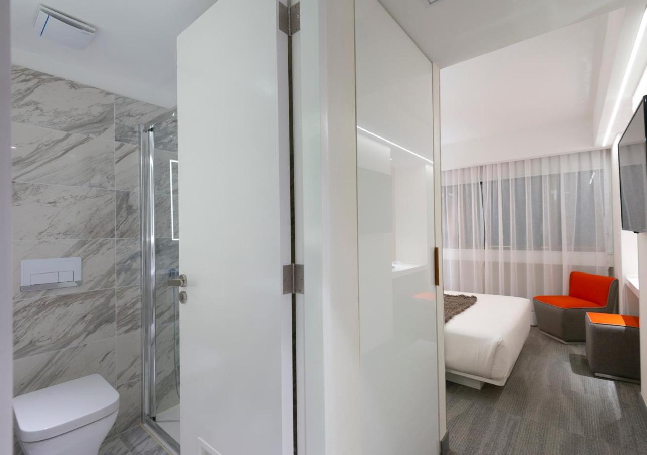 Standard Queen Room - Photo 10