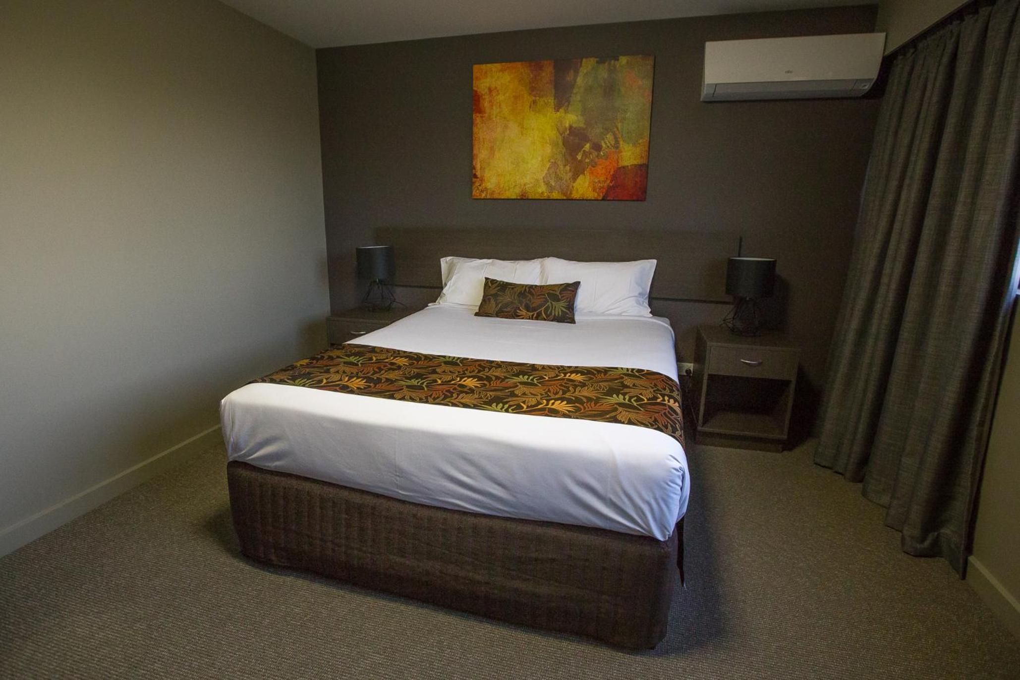 Queen Room with Cityside View - Photo 4