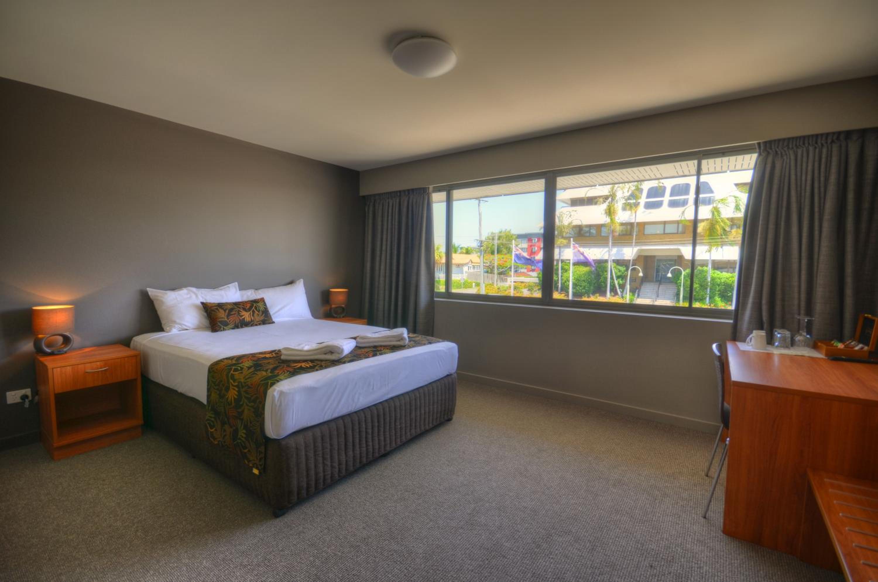 Queen Room with Cityside View - Photo 1