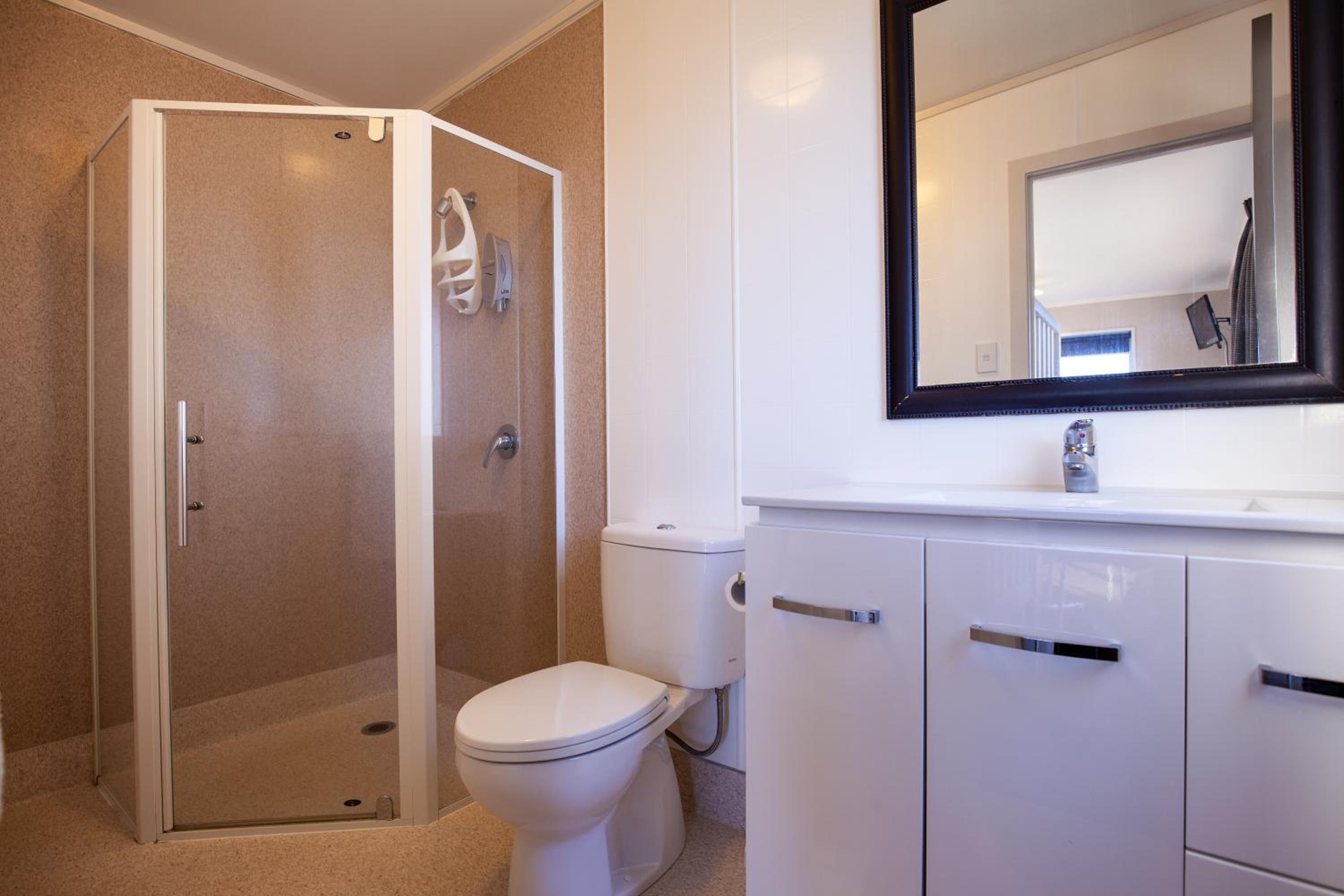 Ensuite Cabin - Photo 4
