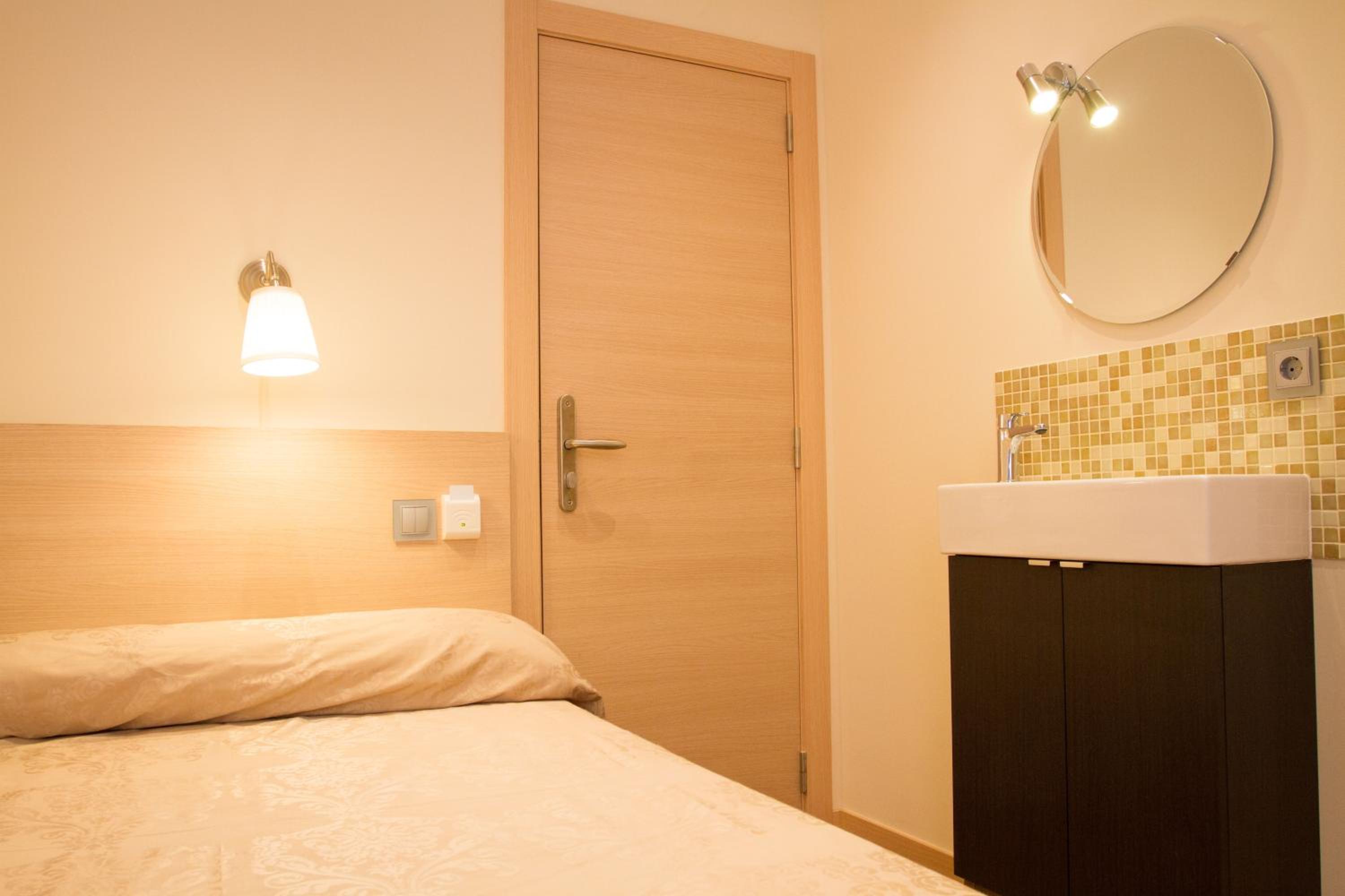 Single Room with Shared Bathroom photo 3