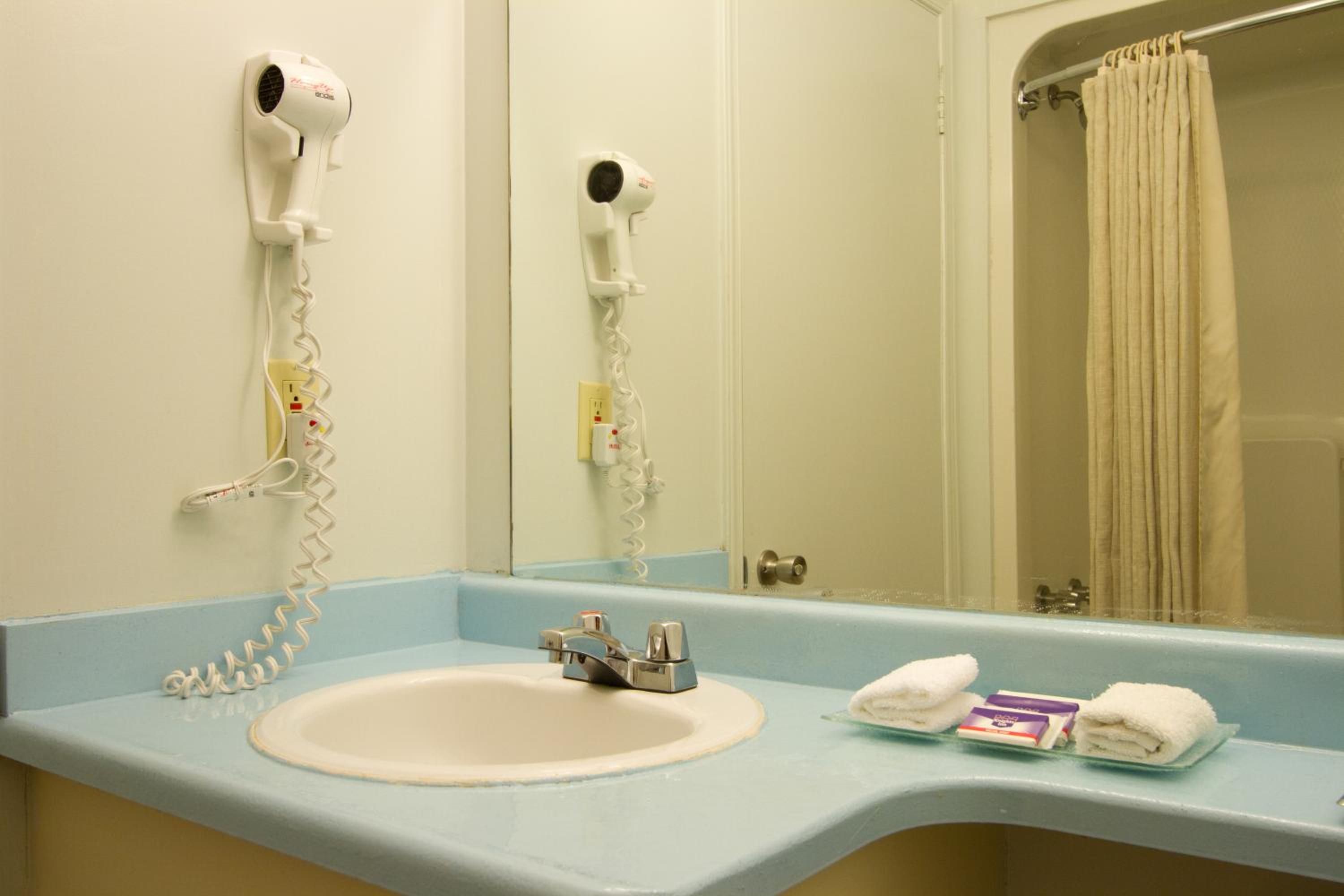 Queen Room - Non-Smoking photo 3
