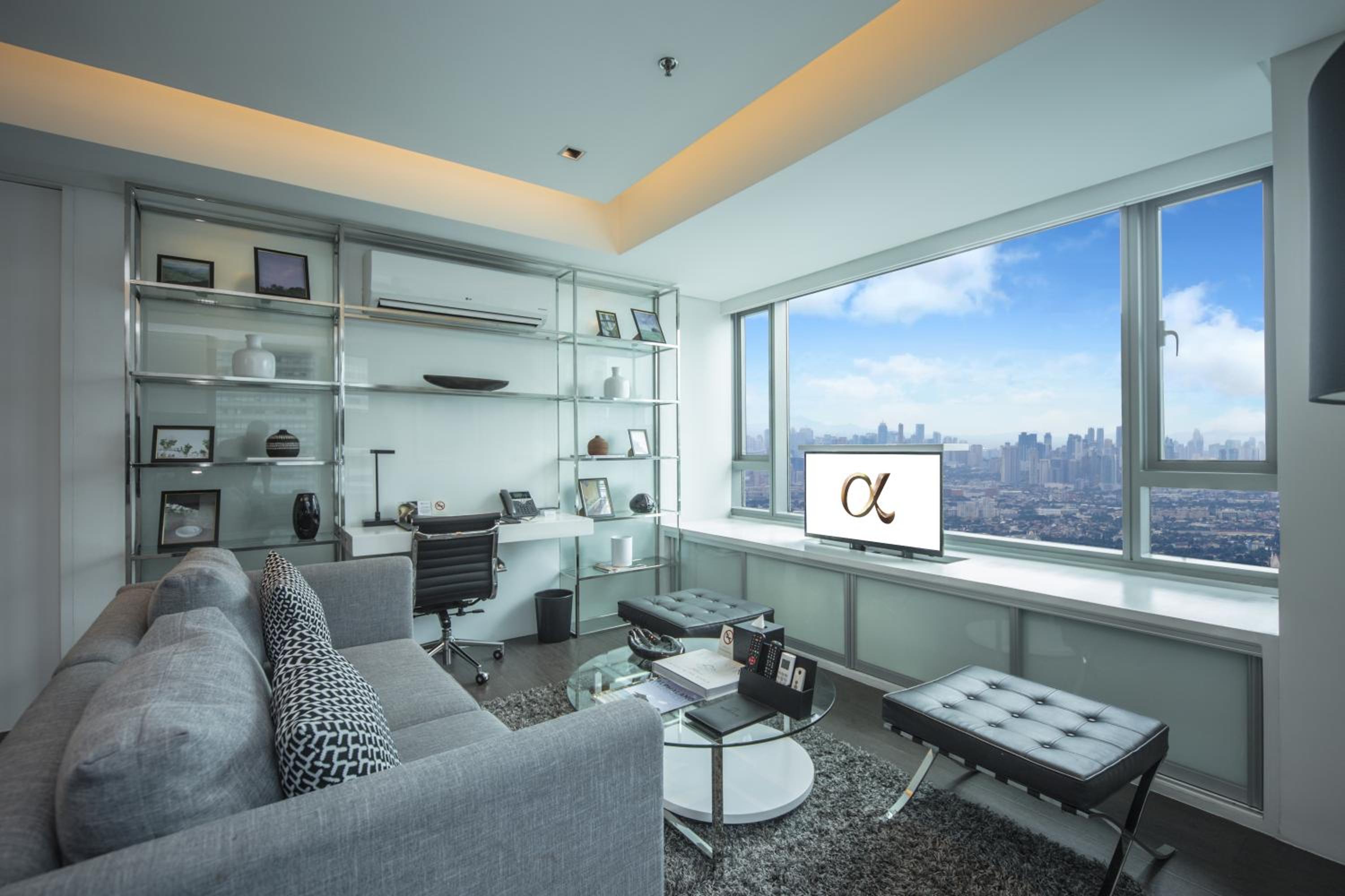 One-Bedroom Apartment With Queen Bed - Pool View