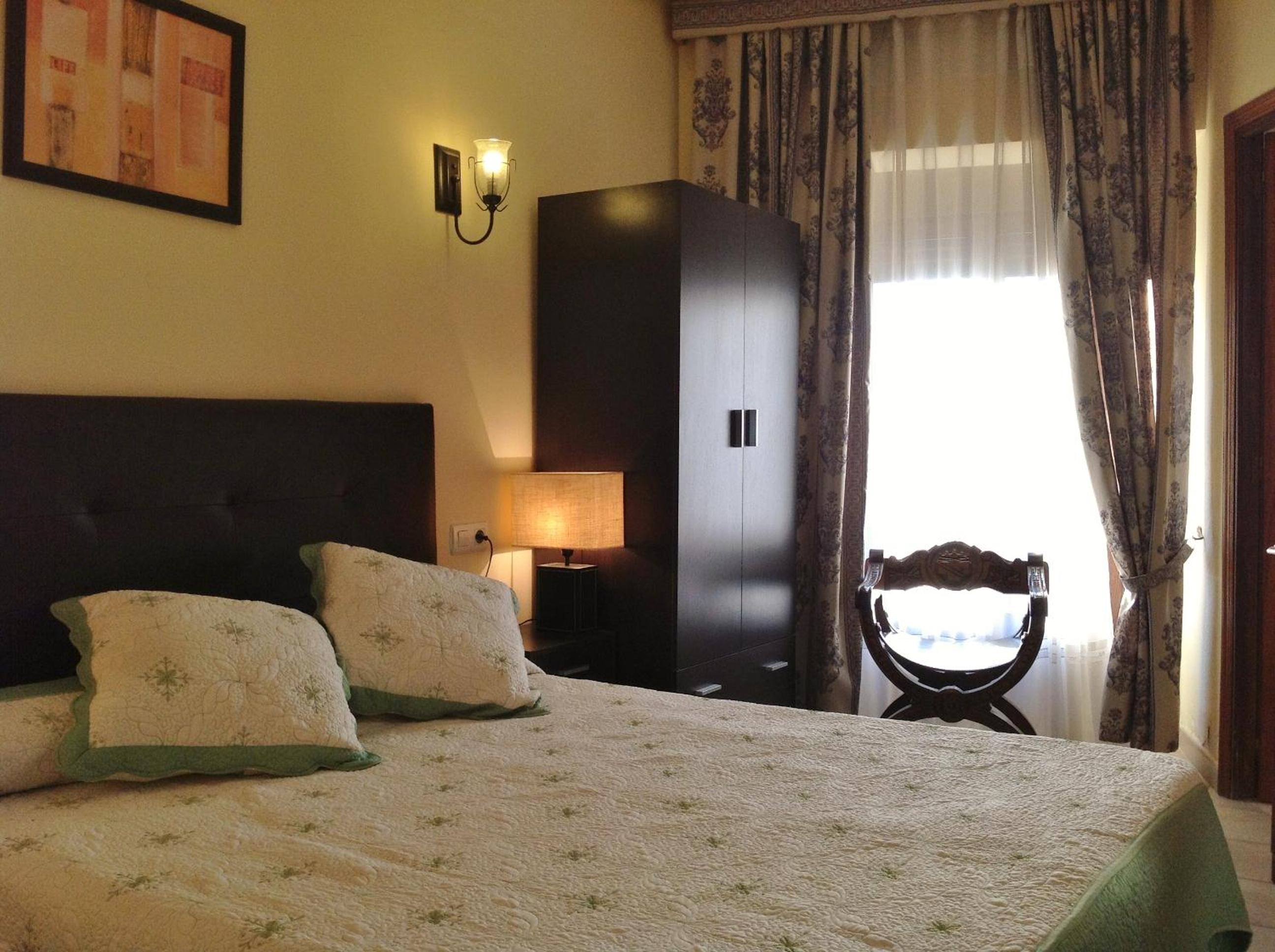 Double Room with Balcony - Photo 5