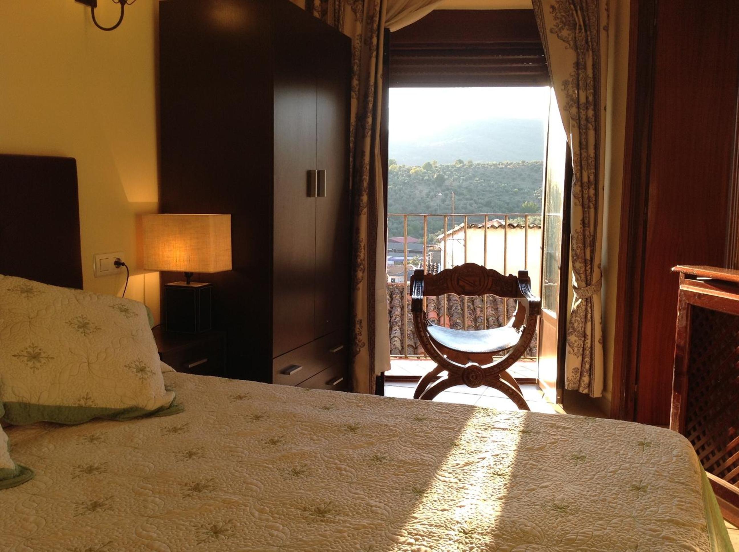 Double Room with Balcony - Photo 6