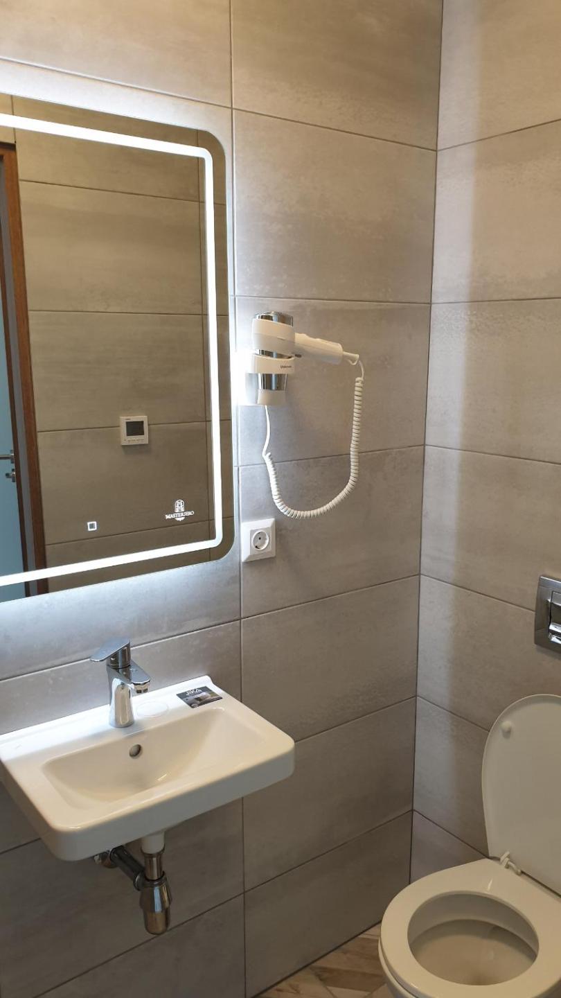 Double or Twin Room with Shower - Photo 8