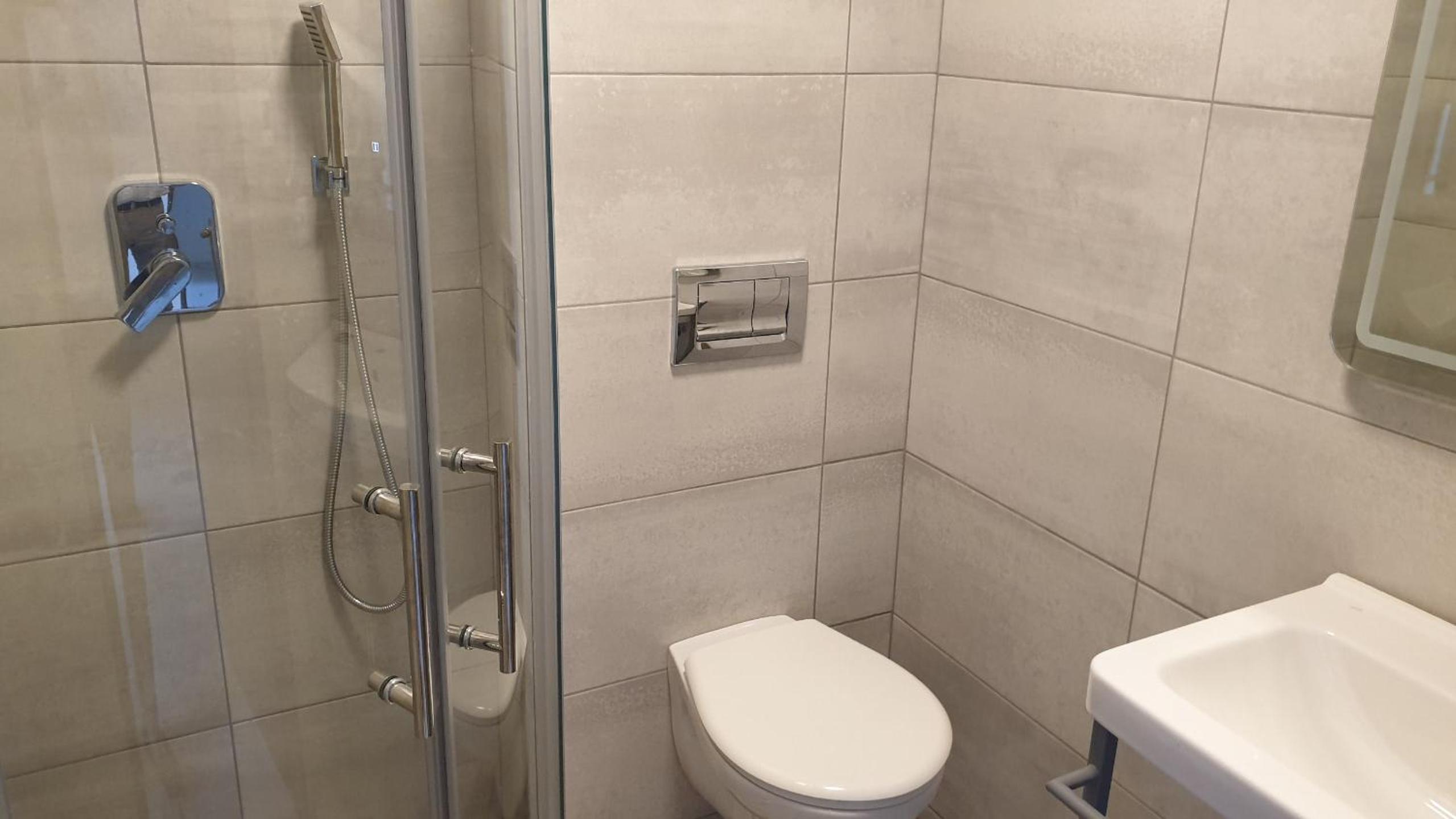 Double or Twin Room with Shower - Photo 3