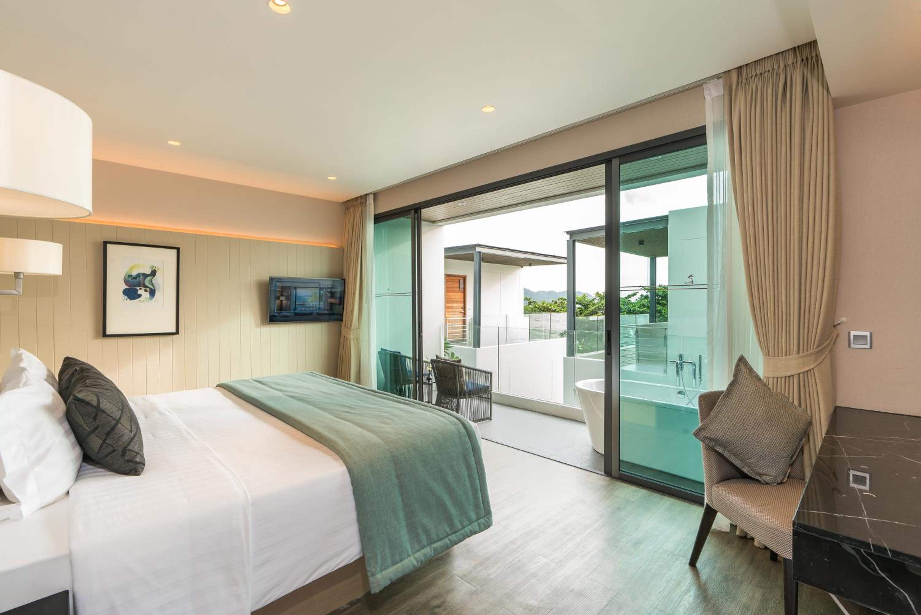Deluxe Pool View Room