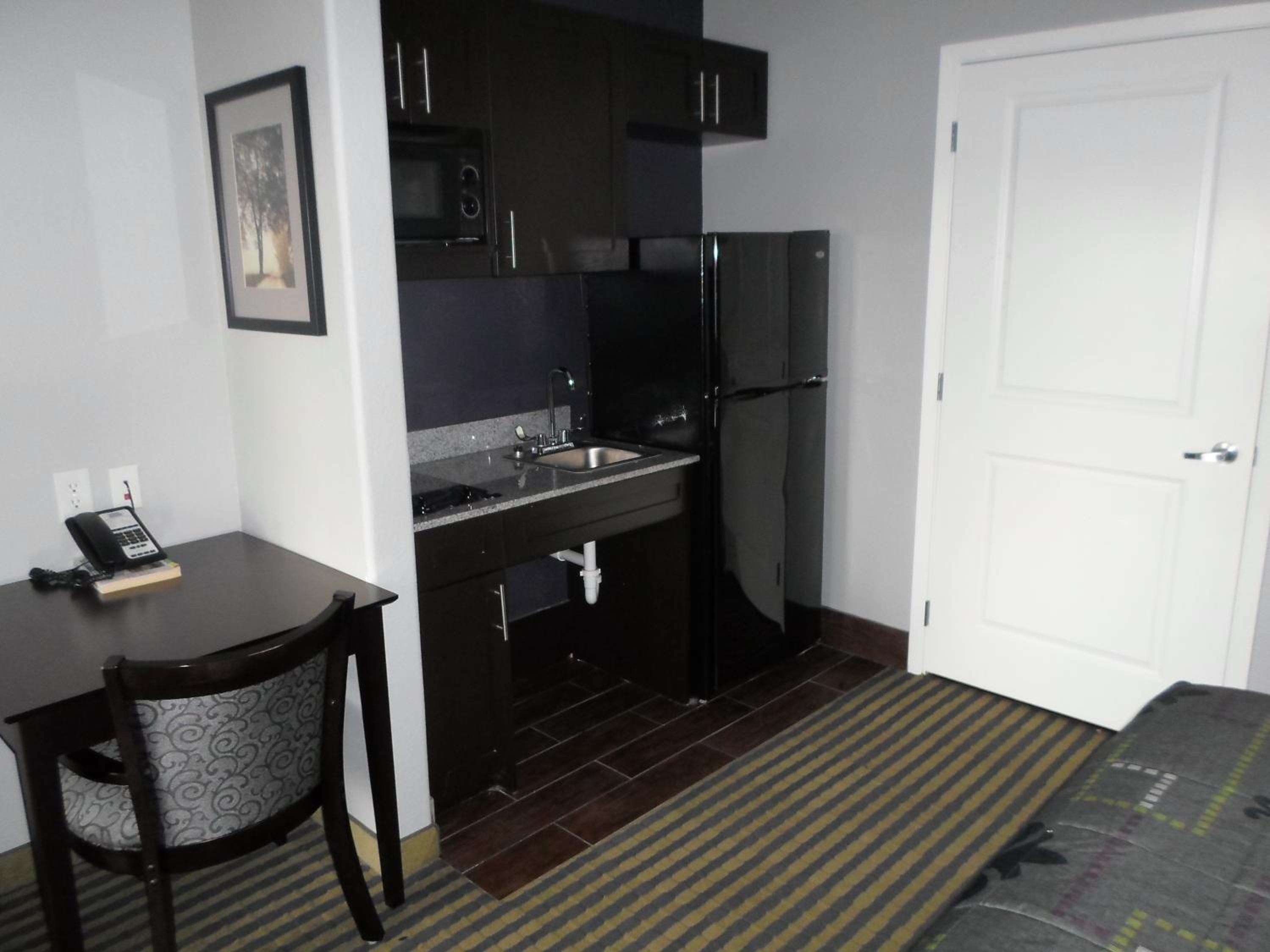 Queen Suite - Non-Smoking photo 3