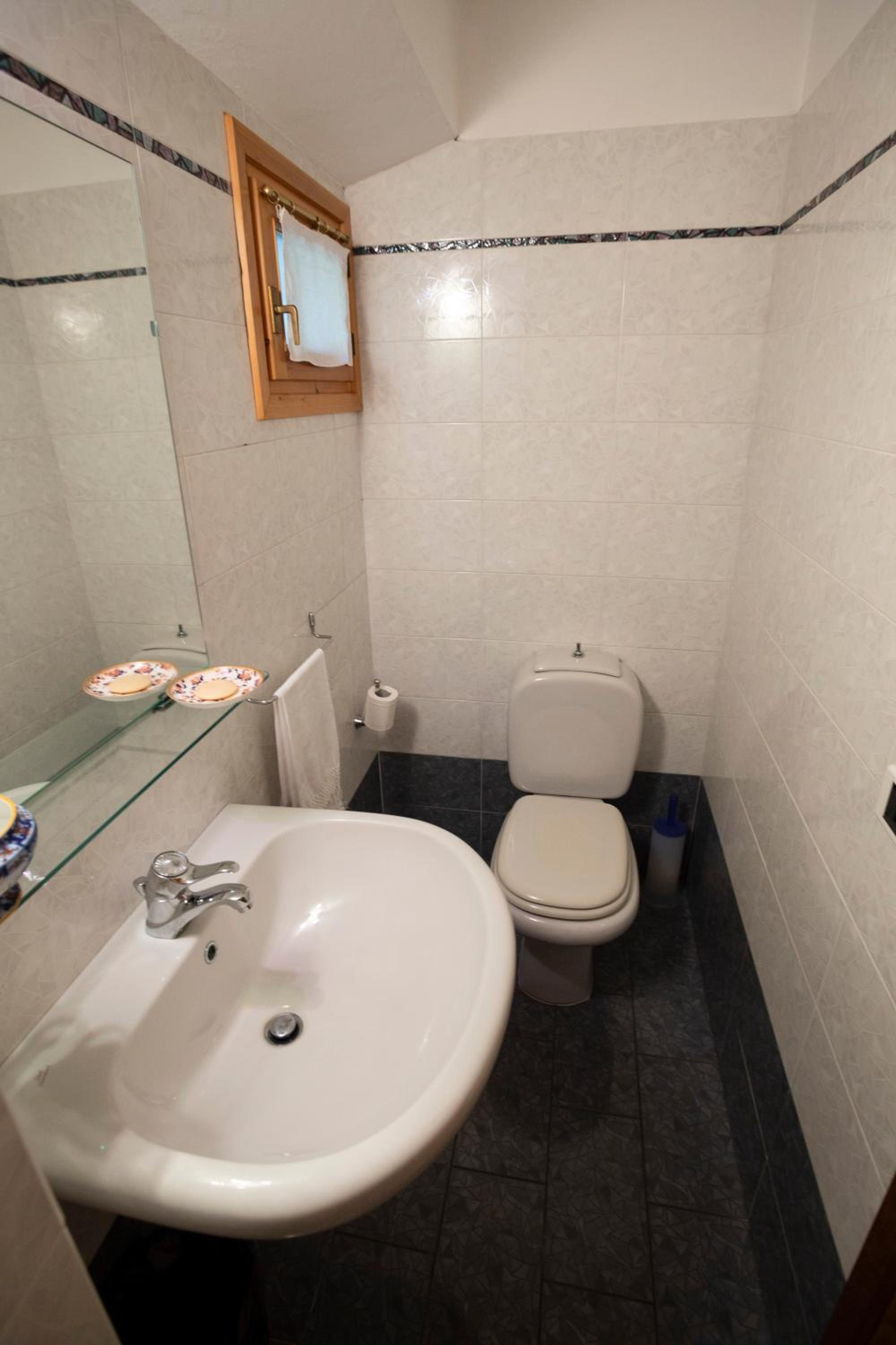 Three-Bedroom Apartment photo 2