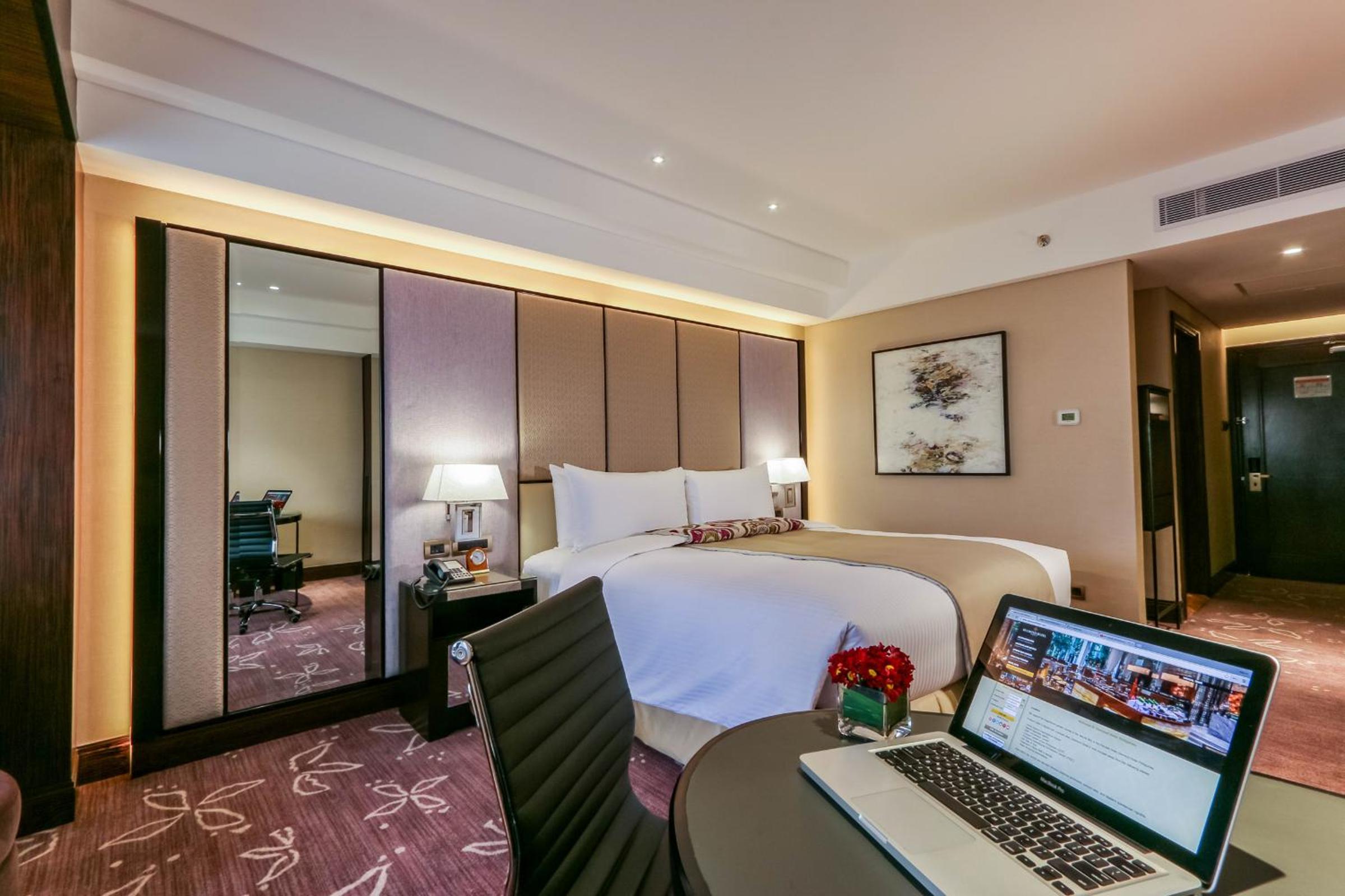 Premier King Room Nonsmoking - Photo 6