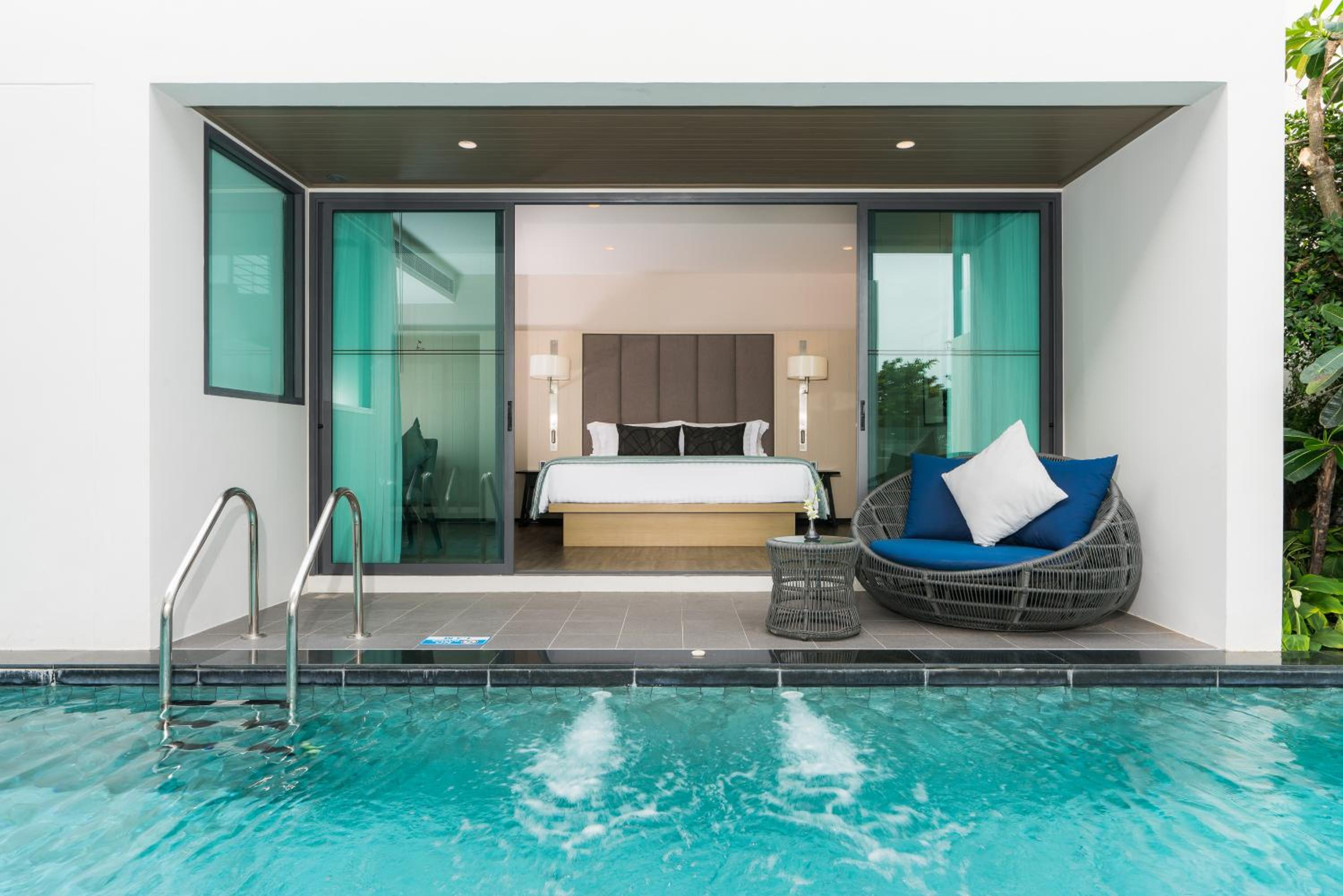 Premier Pool Access Room