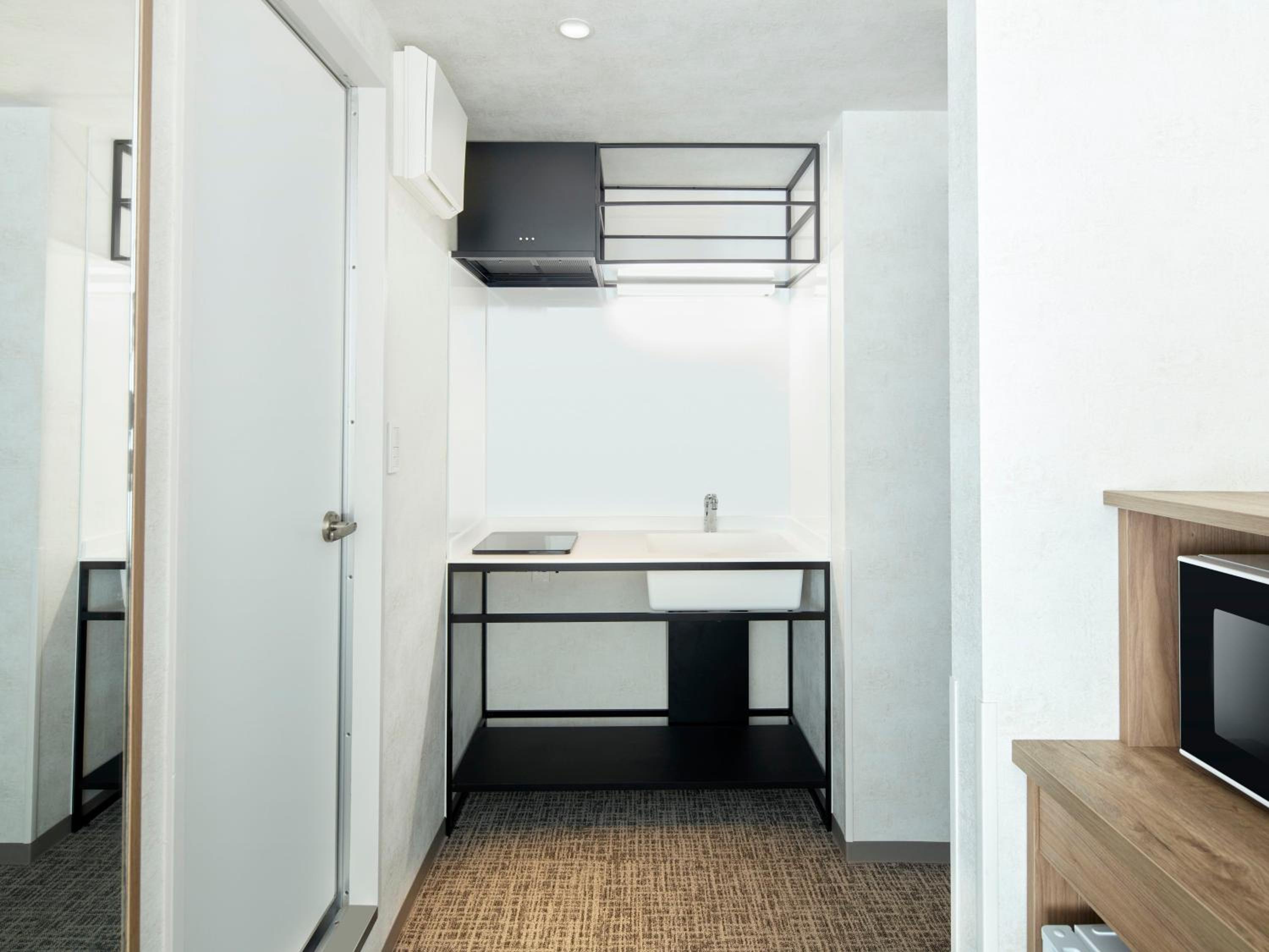 Standard Queen Room with Kitchen - Smoking - House Keeping is Optional with Additional Cost photo 2