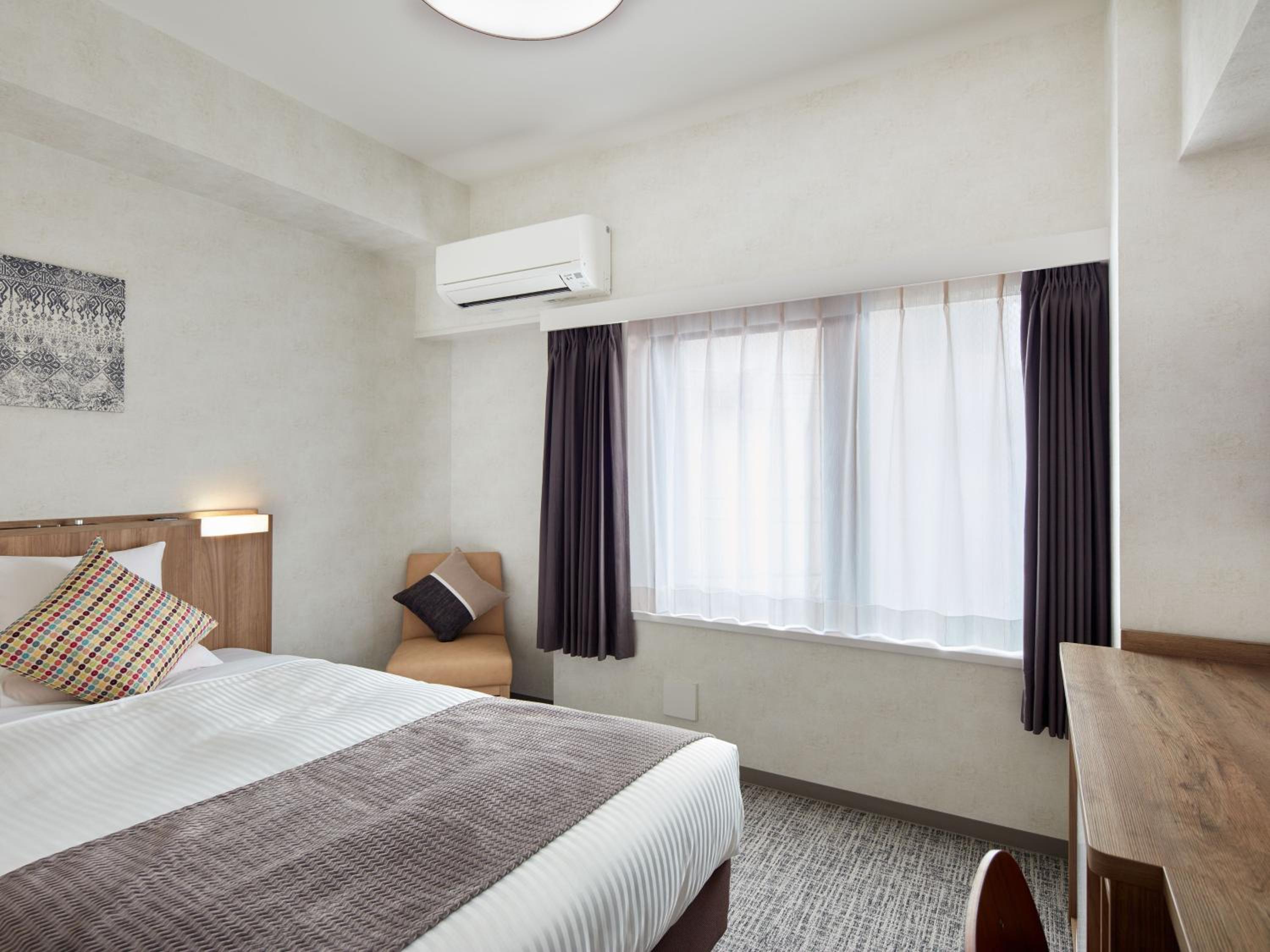 Standard Double Room with Small Double Bed - Non-Smoking - House Keeping is Optional with Additional Cost photo 1