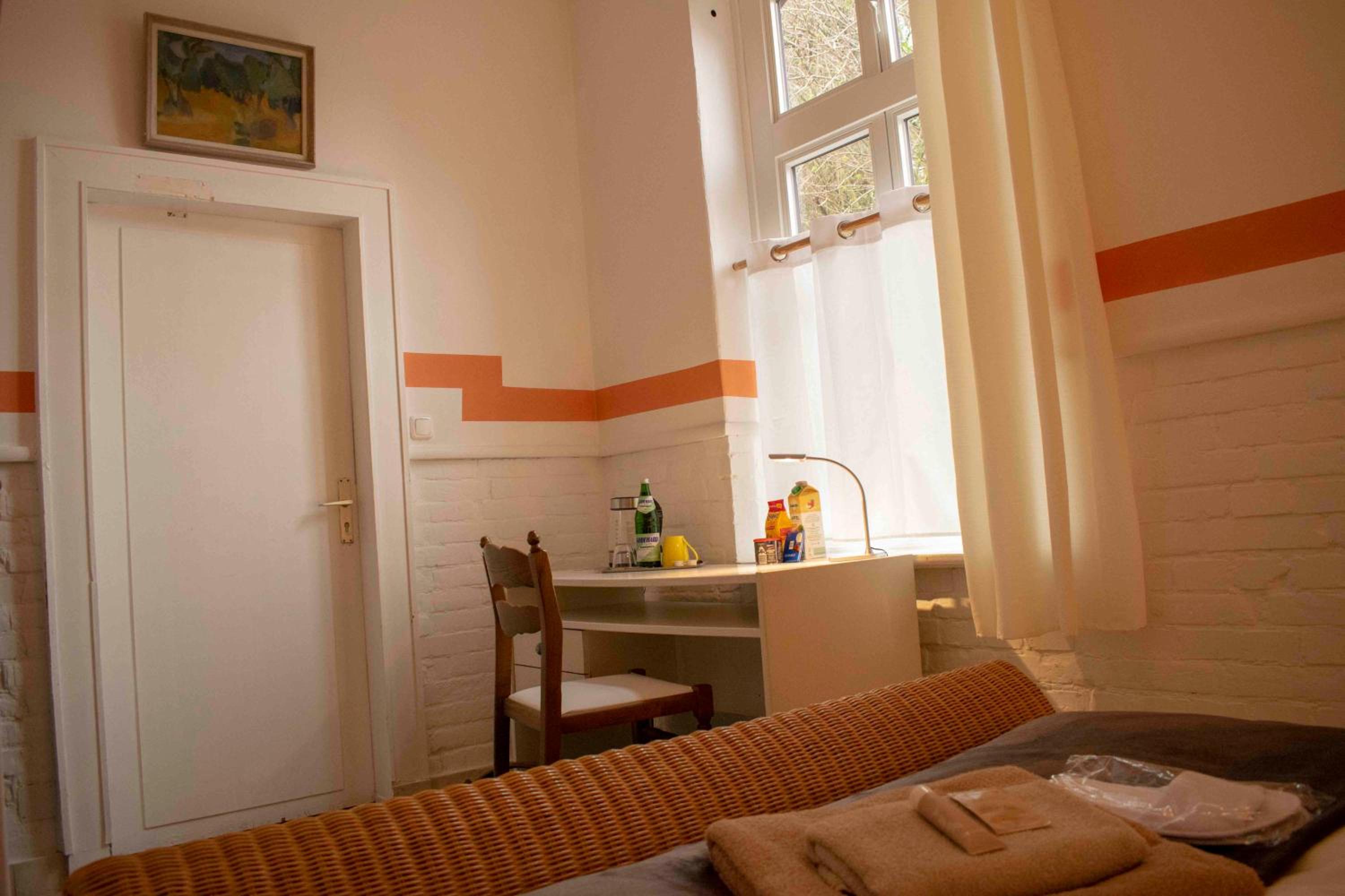 Small Double Room with Shared Bathroom photo 3