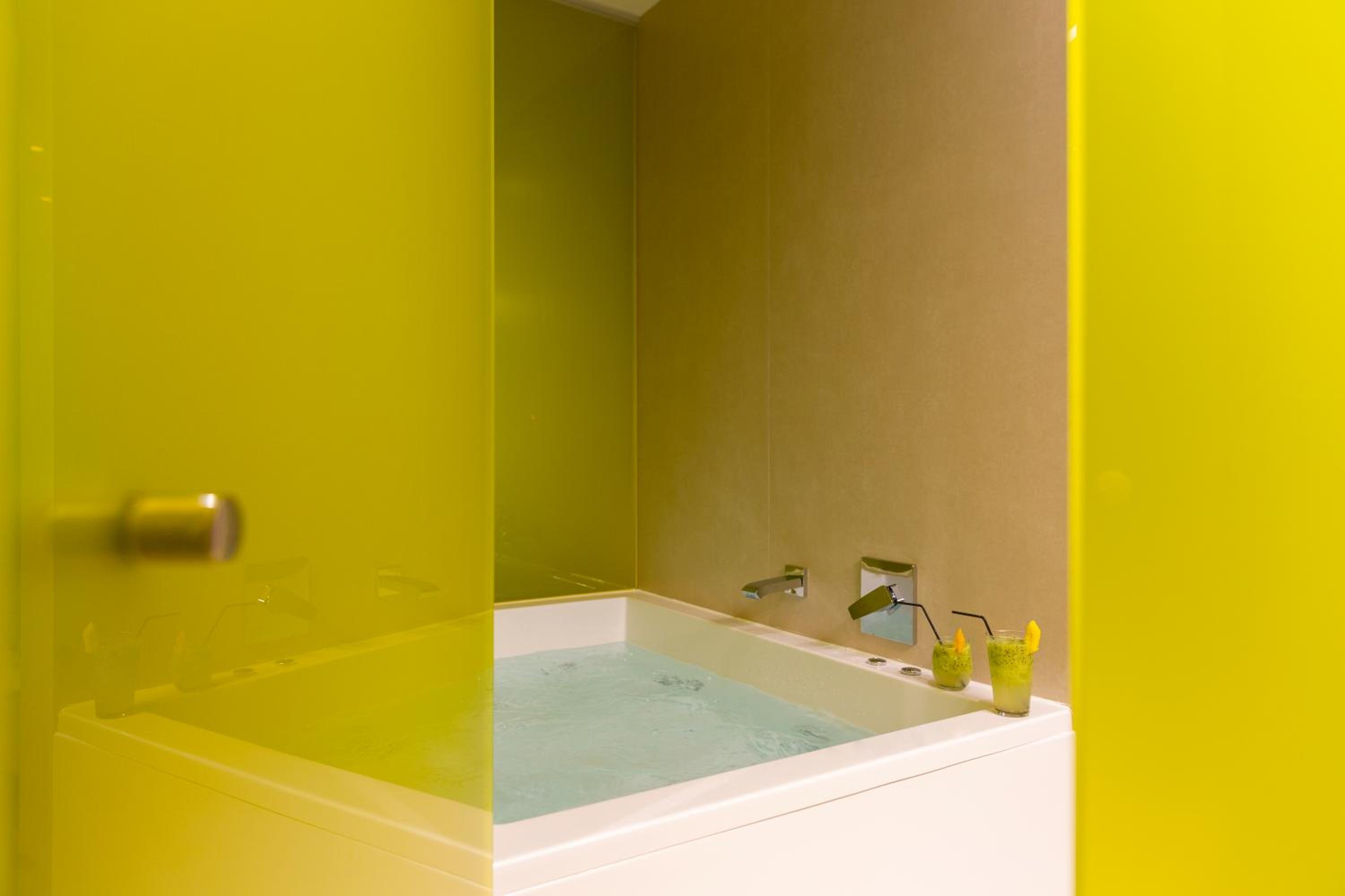 Deluxe Suite with Spa Bath thumbnail 6