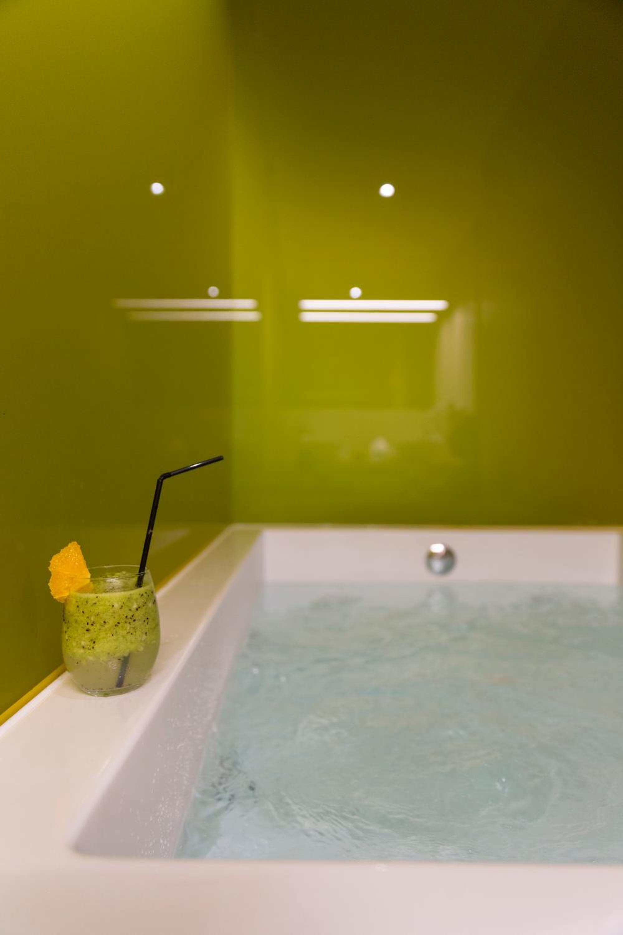 Deluxe Suite with Spa Bath thumbnail 5