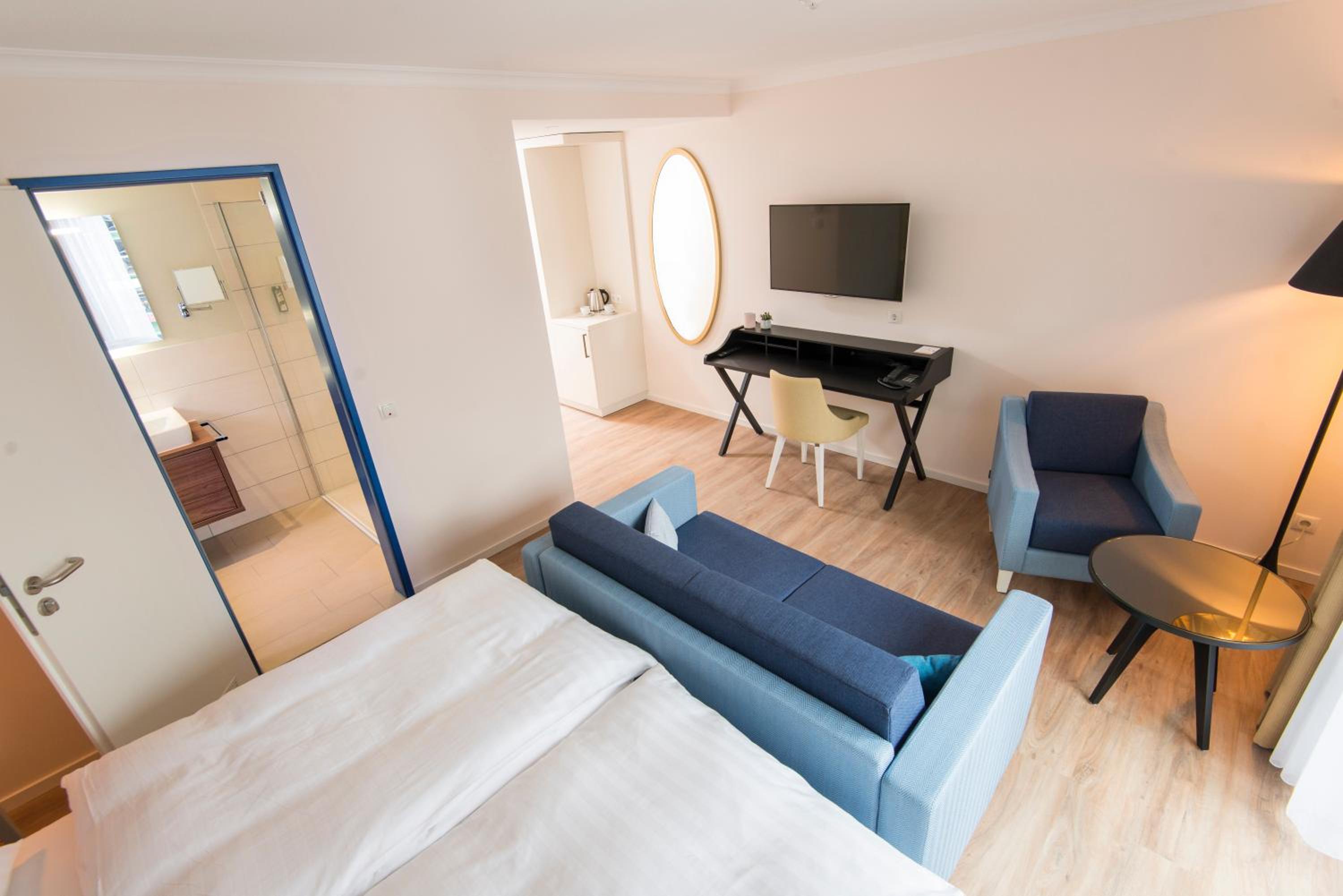 Grosses Wohnzimmer mit Balkon