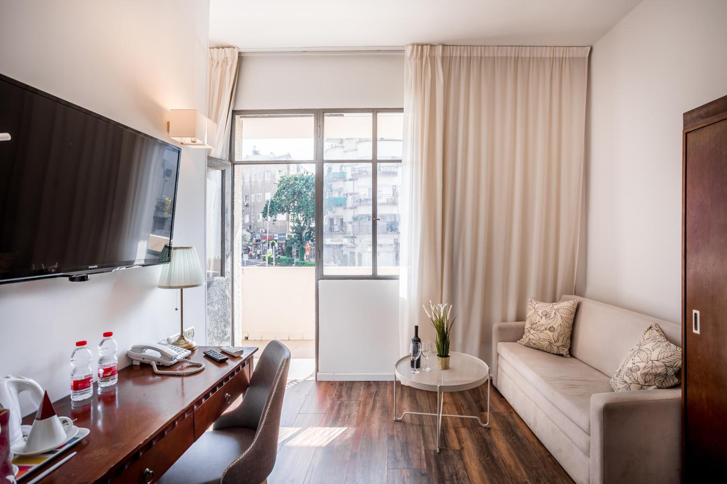 One-Bedroom Suite - Photo 3