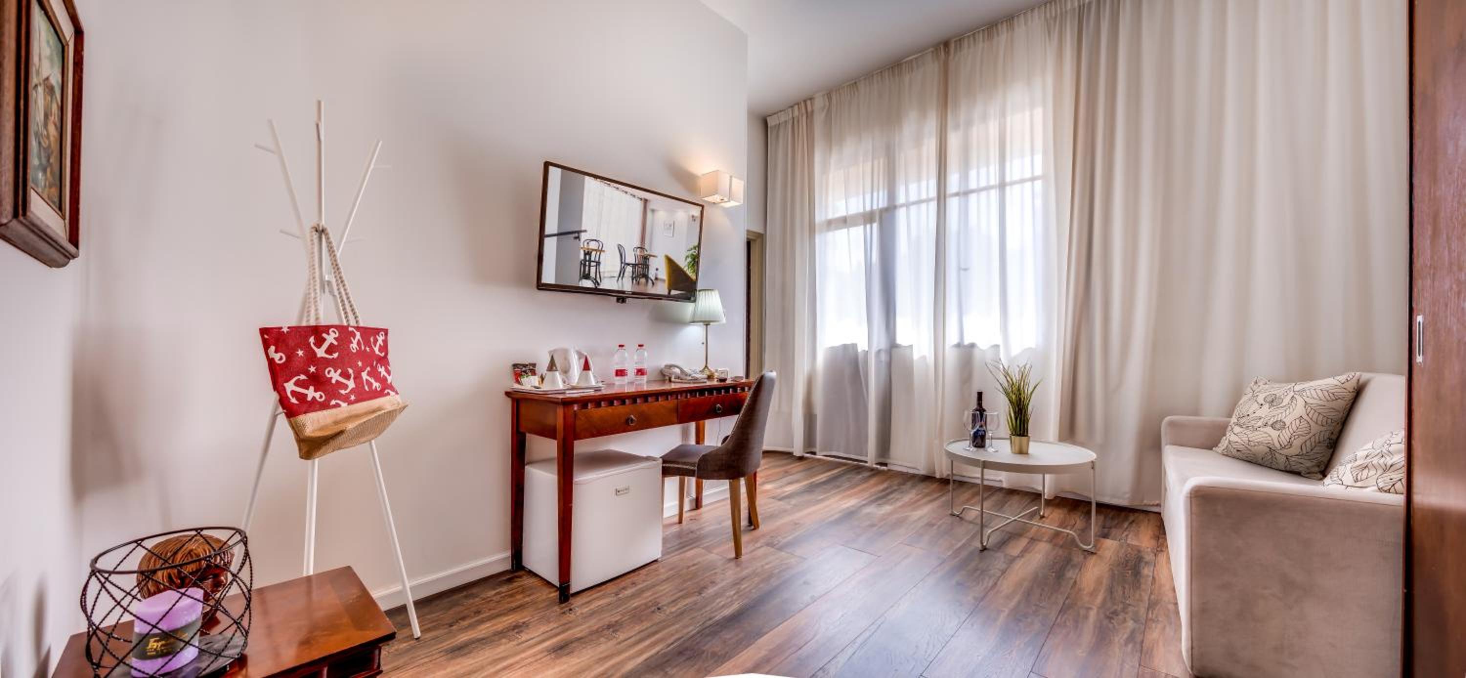 One-Bedroom Suite - Photo 1