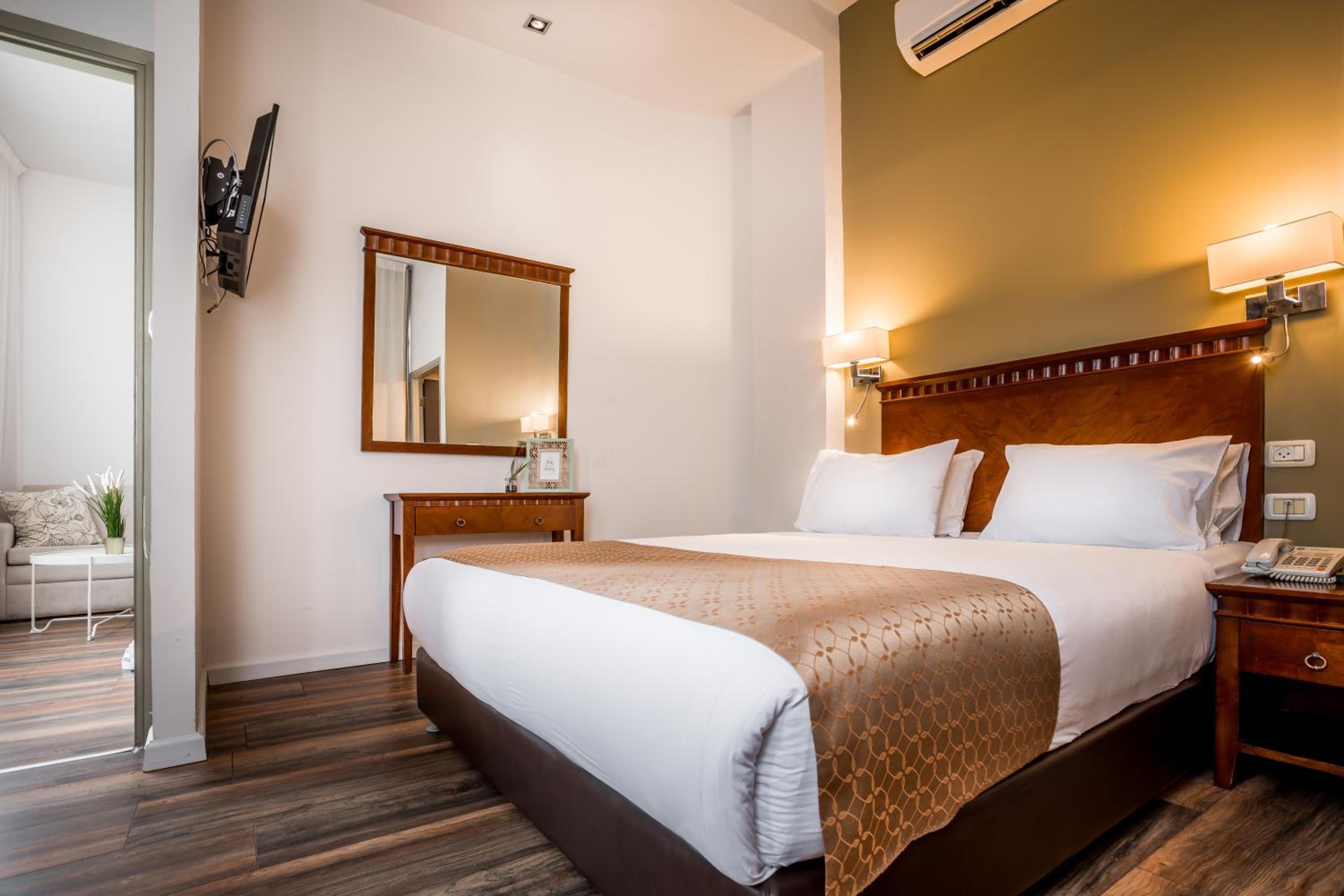 One-Bedroom Suite - Photo 4