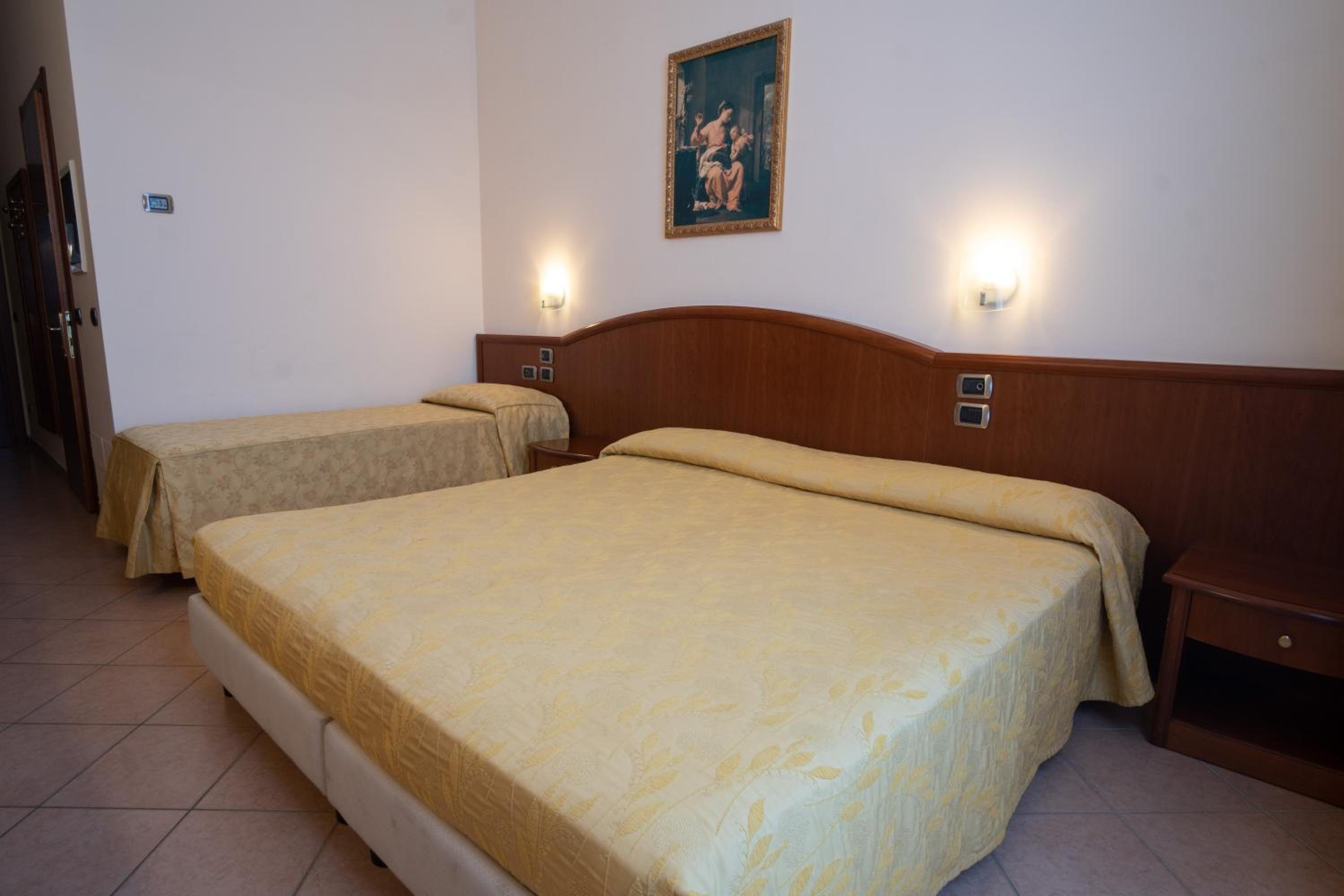 Superior Triple Room photo 3